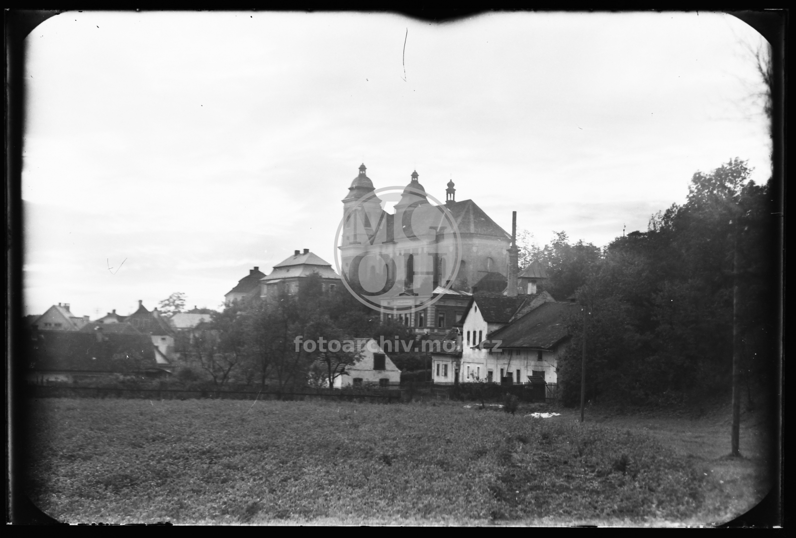 Negativ - Pohled na kostel od jihovýchodu (kostel sv. Jiří, Hochmanova vila, pálenice)