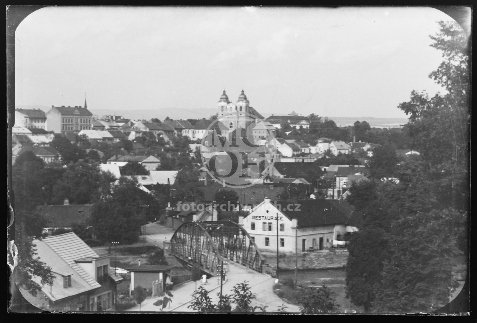 Negativ - Celkový pohled od jihozápadu  - od lomu, v popředí železný most a restaurace čp. 182