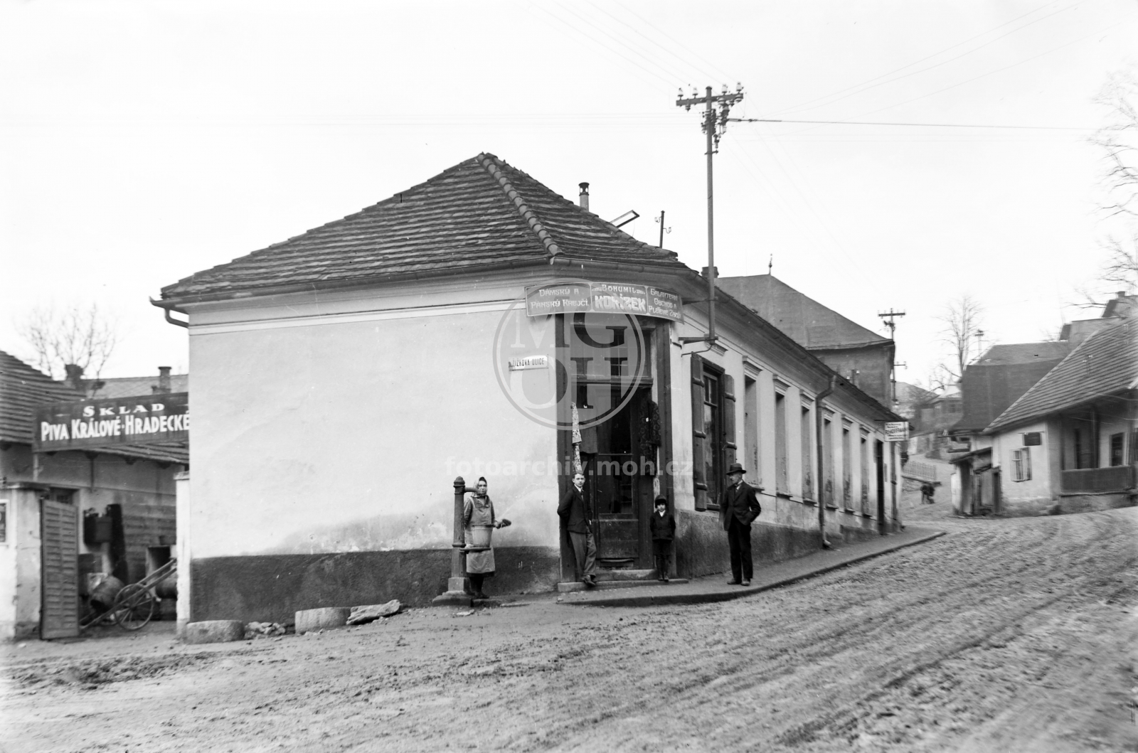 Negativ - Pod Branou a Žižkova ulice, dům Bohumila Kořízka čp. 351 (Dámský a pánský krejčí, Galanterní obchod a pletené zboží); vlevo sklad královéhradeckého piva