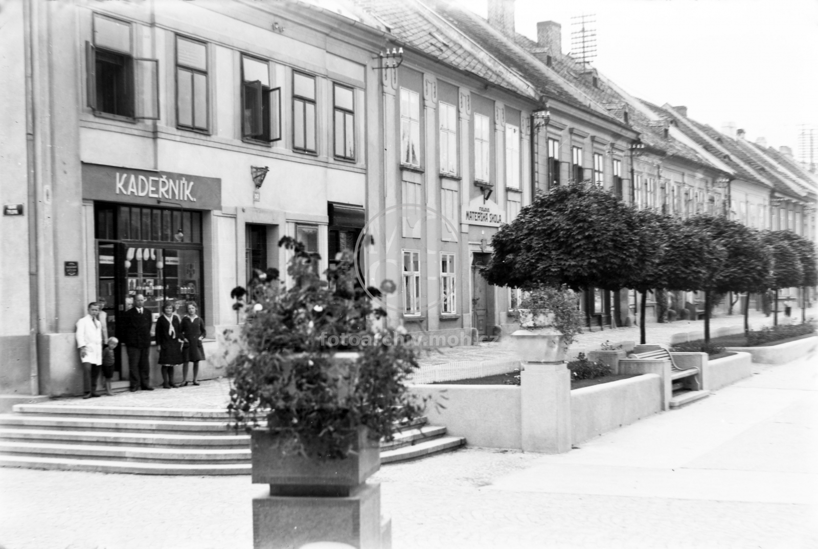 Negativ - Severovýchodní část náměstí, v popředí kadeřník a Fialova mateřská škola (dnes porodejna Orlice)