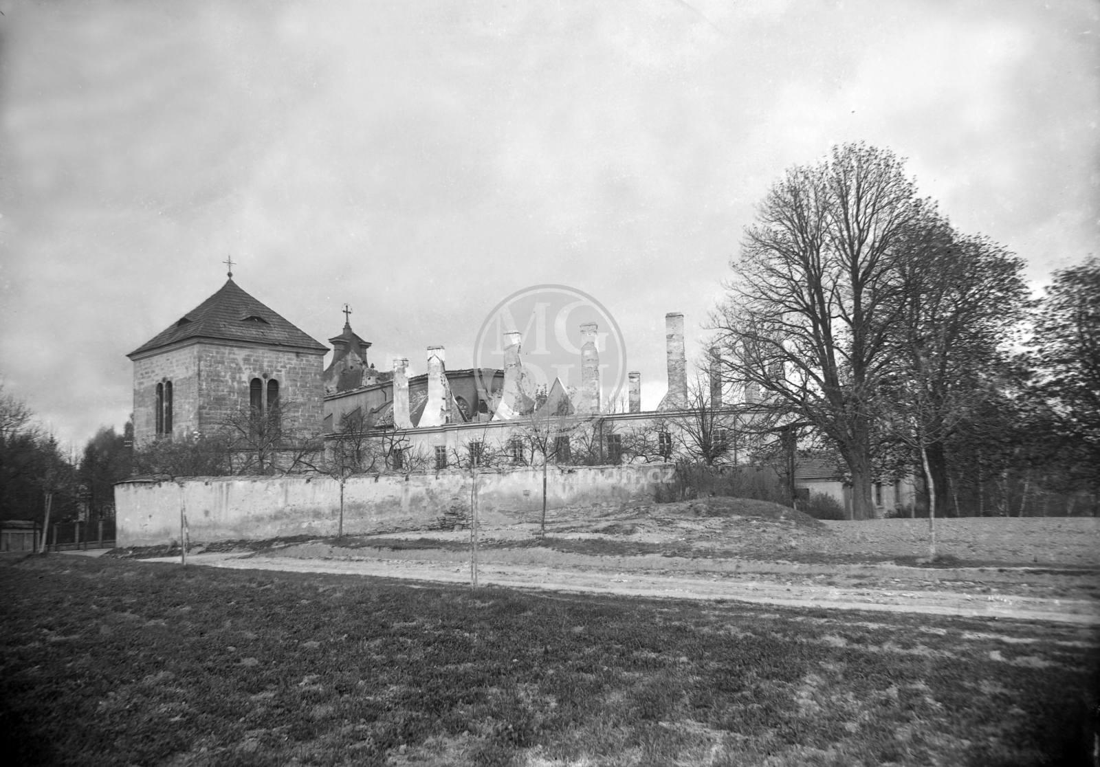 Negativ - Piaristické gymnázium po požáru  6. dubna 1918