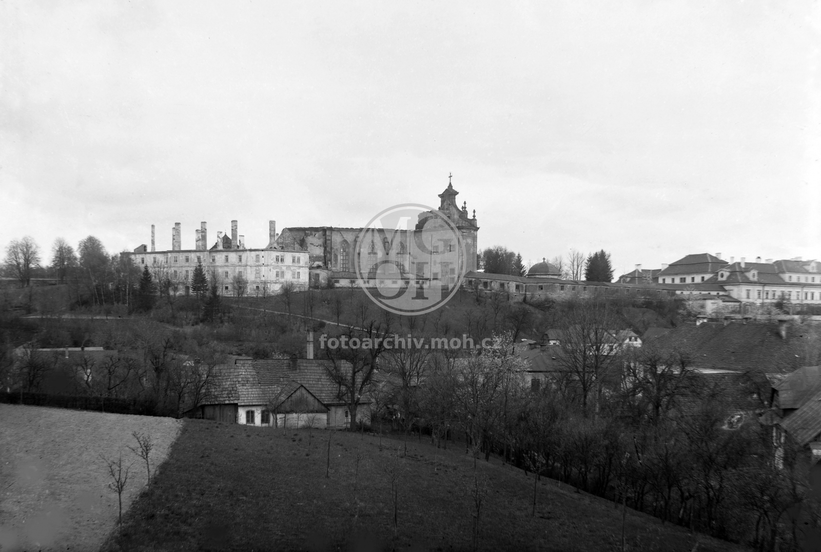 Negativ - Piaristické gymnázium a kostel Nejsvětější Trojice po požáru  6. dubna 1918