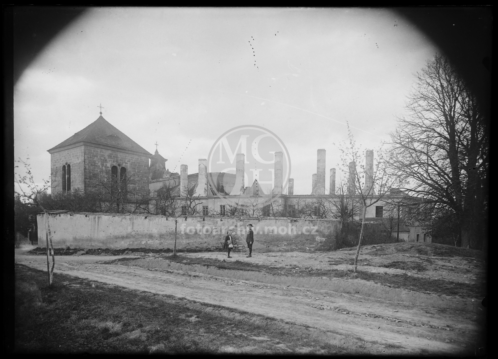 Negativ - Piaristické gymnázium po požáru  6. dubna 1918