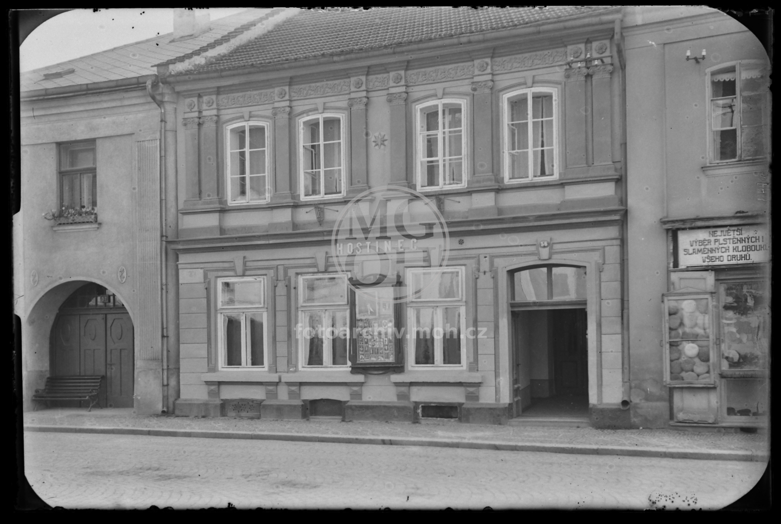 Negativ - Tyršova ulice čp. 56, hostinec u Talackých (dnes prodejna kožichů a kožené galanterie)