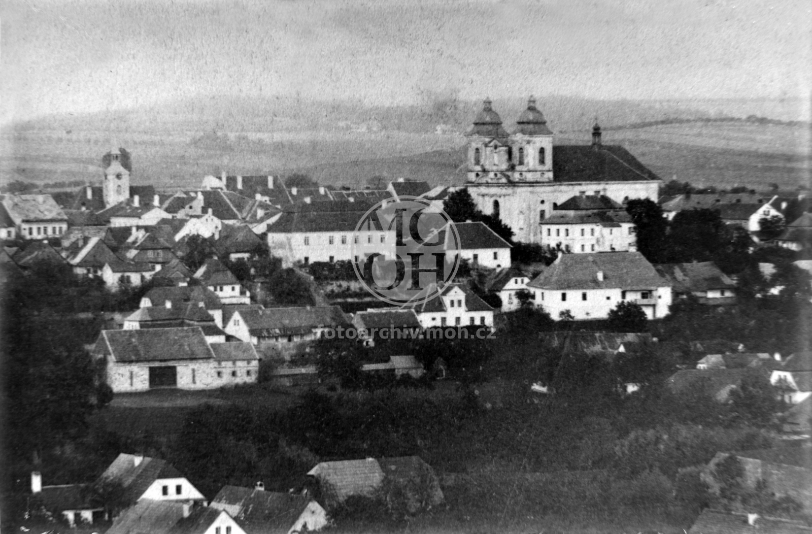 Negativ - Pohled na město a kostel sv. Jiří  (repro fotografie z roku 1890)