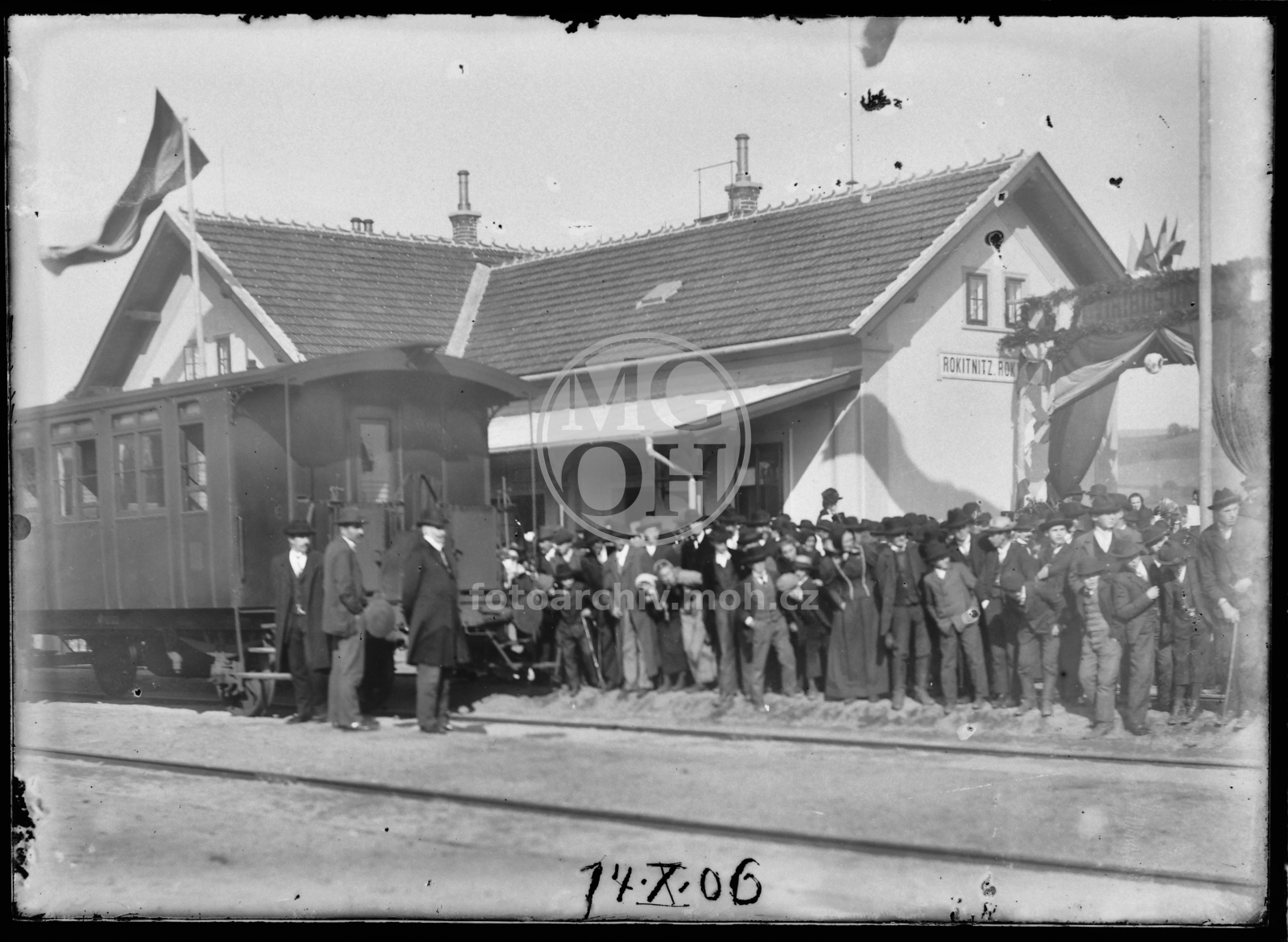 Negativ - Nádraží při příjezdu prvního vlaku 14. 10. 1906