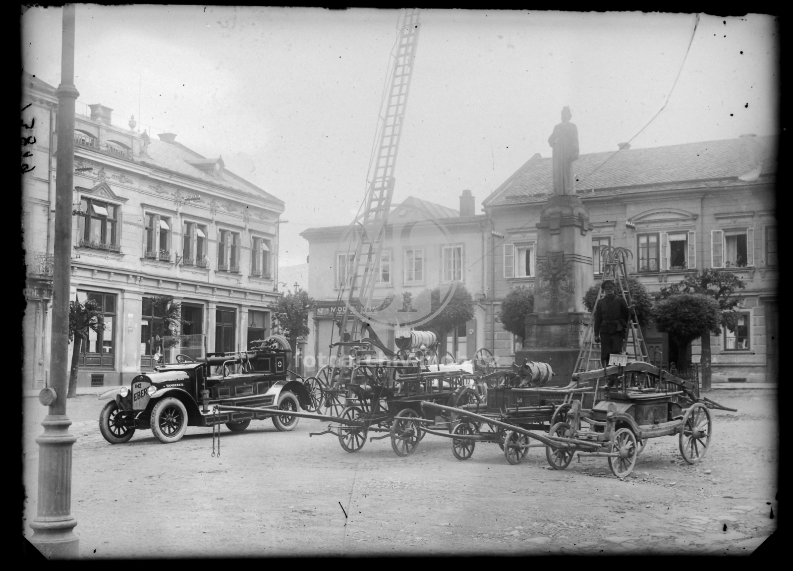 Negativ - Náměstí, staré hasičské stříkačky
V roce 1927 byla ve Vamberku zakoupena automobilová stříkačka vyrobena Továrnou požárních stříkaček Ing. Bohuslava Eberta, Drahobejlova ulice 1164, Praha 8 - Vysočany
