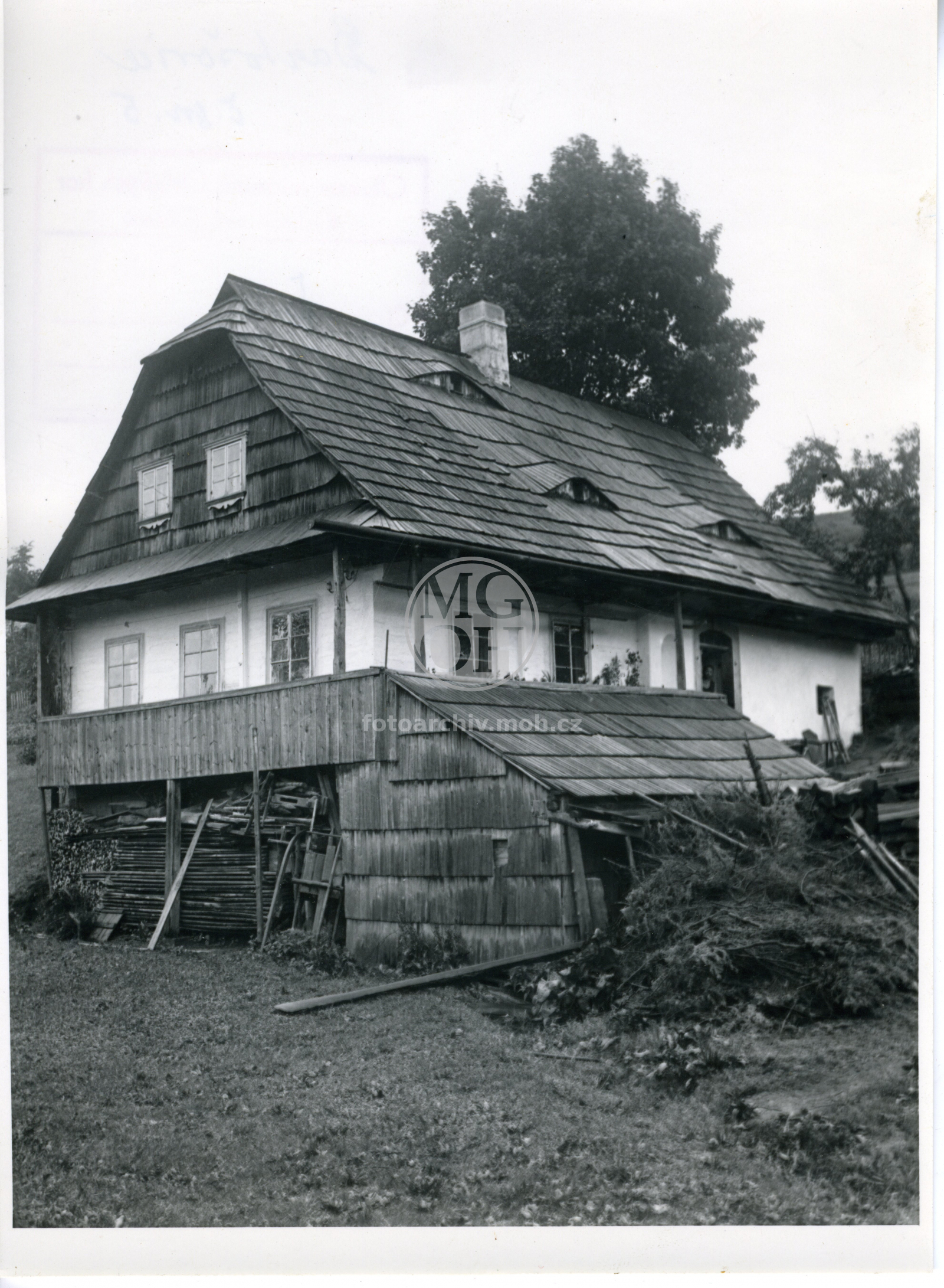 Fotografie - Roubená obílená lidová stavba horského typu s krytými zvýšenými přízemími. Šindelový kryt i na štítu.