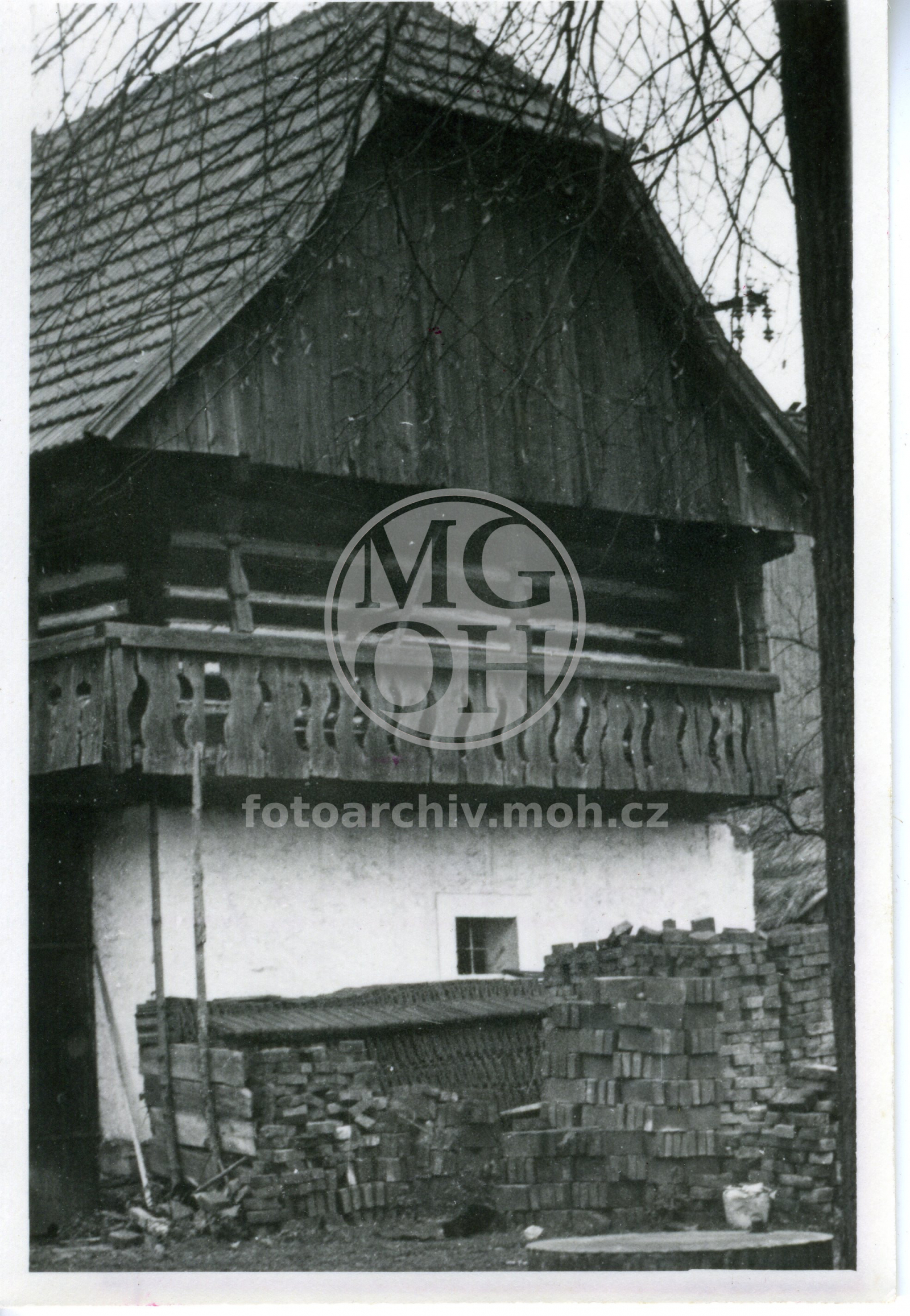 Fotografie - Lidová stavba - pohled na štít