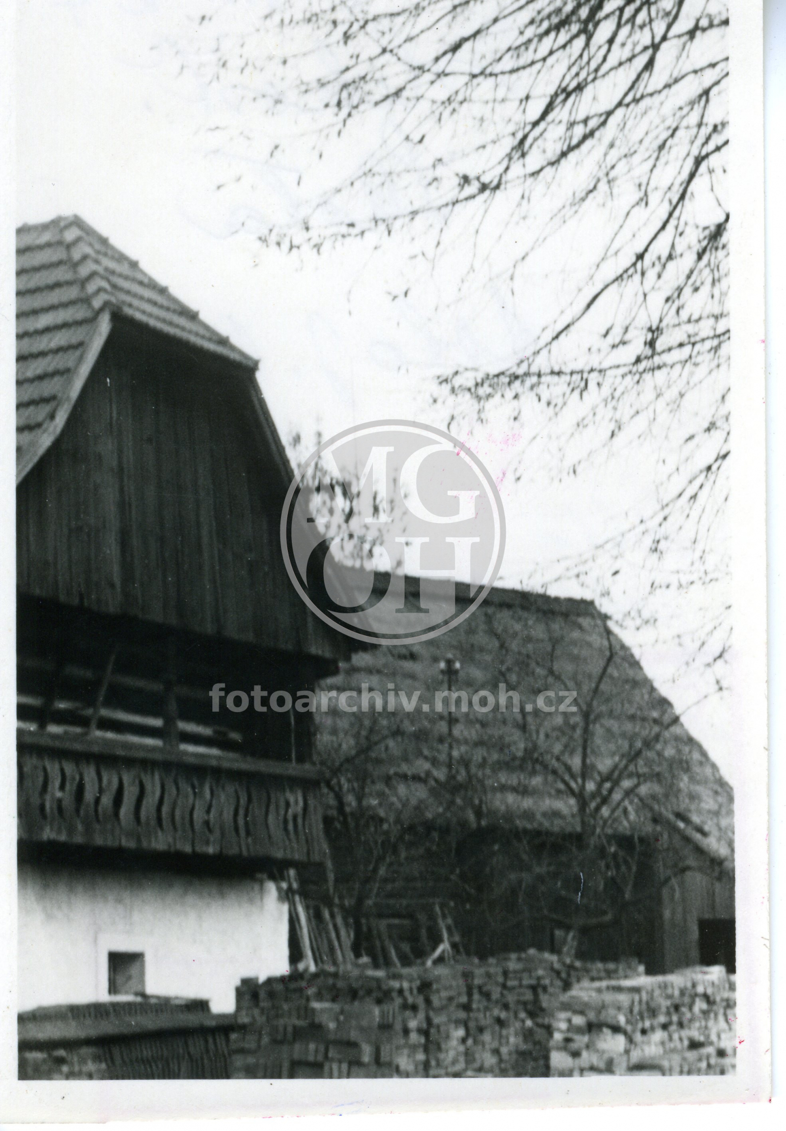 Fotografie - Lidová stavba - stodola - pohled na roubenou stodolu (kolmo vzadu) krytou doškami