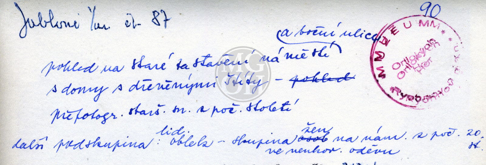 Fotografie - Pohled na staré zastavění náměstí a boční ulice s domy s dřevěnými štíty a skupina žen ve venkovském oděvu