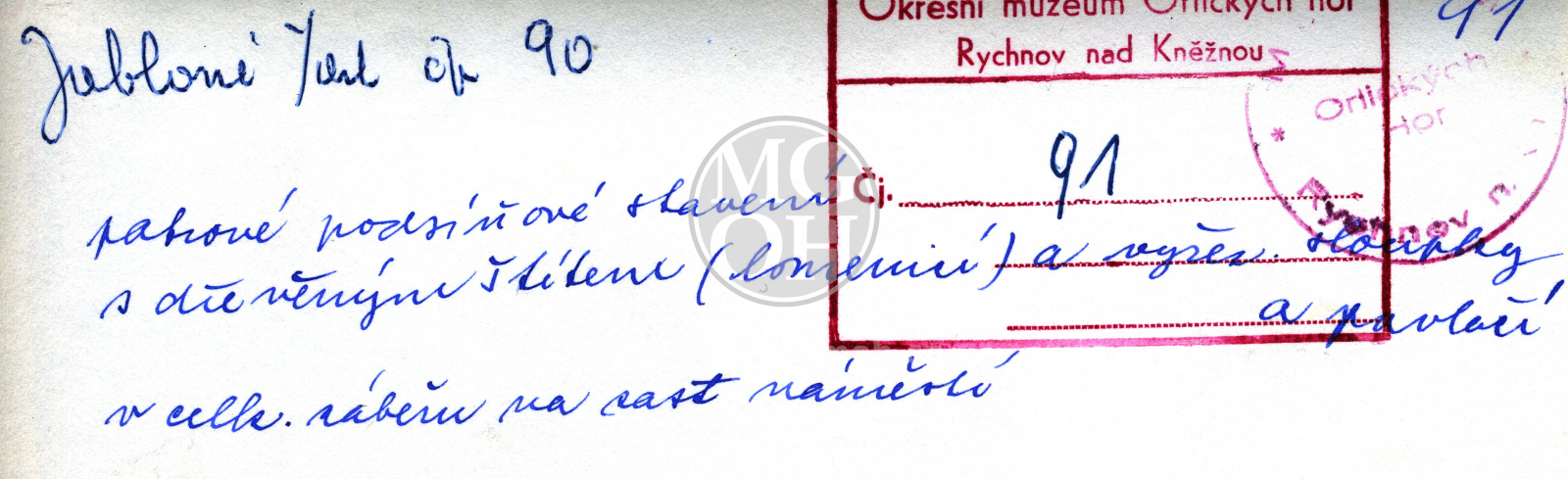 Fotografie - Městské patrové podsíňové stavení čp.90 s dřevěným štítem (lomenicí), vyřezávanými sloupky a s pavlačí