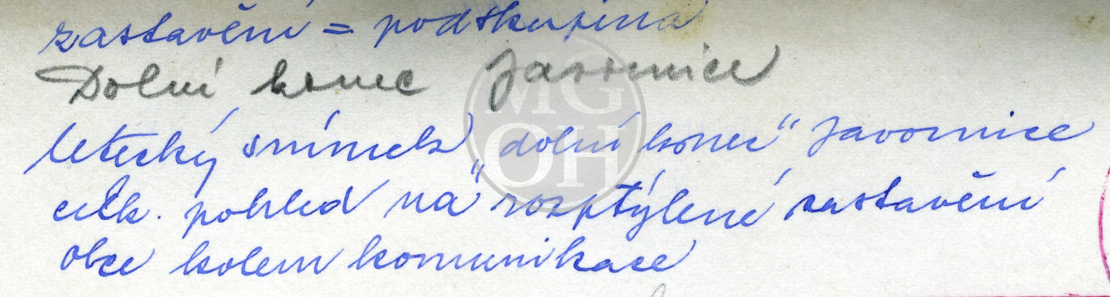 Fotografie - Letecký snímek- dolní konec obce-rozptýlené zastavění obce kolem komunikace