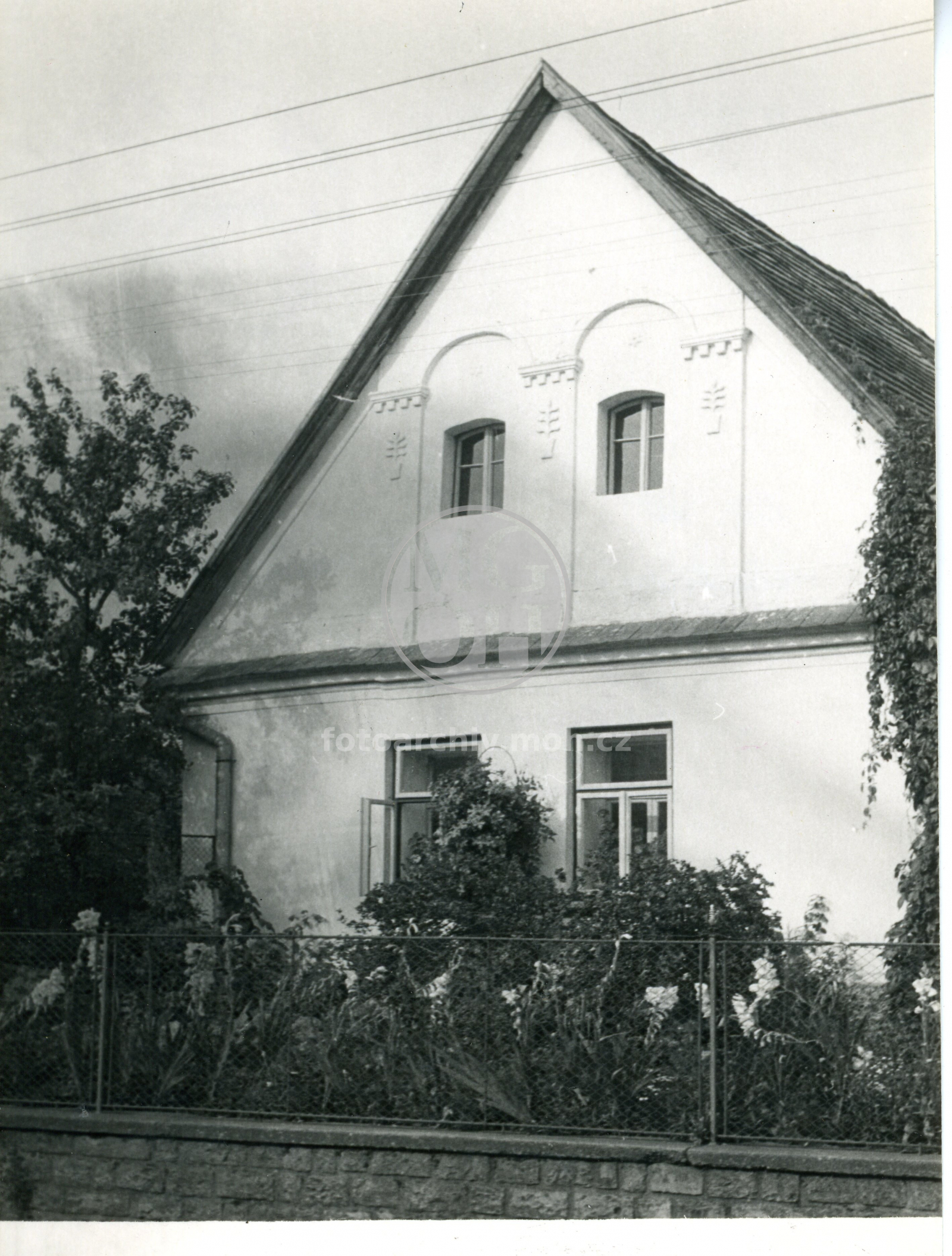Fotografie - Lidová stavba - klasicistní štít zděného statku