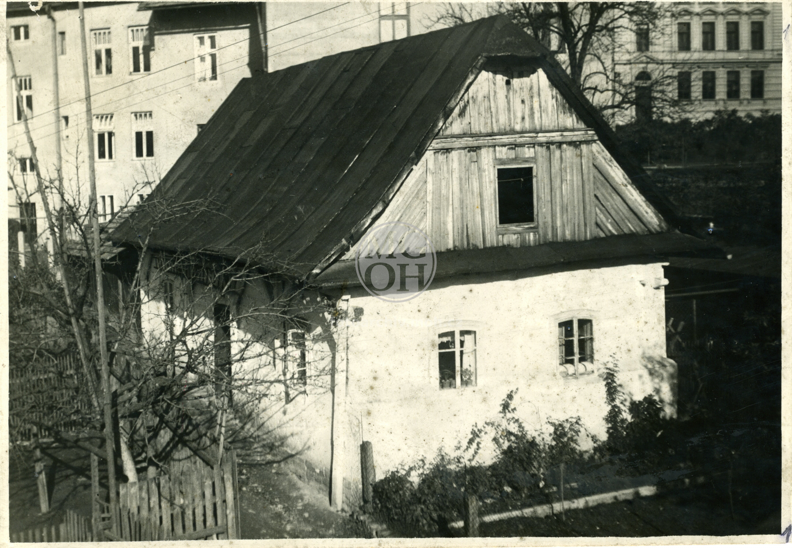 Fotografie - Dřevěná  roubená chalupa obílená a omítnutá, čp 257