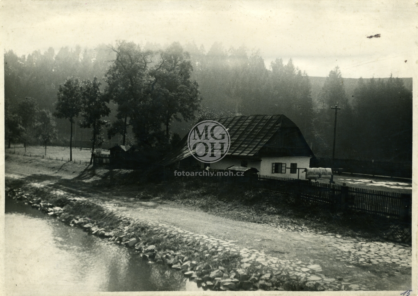Fotografie - Dům čp. 296, dřevěná roubená chalupa u mostu