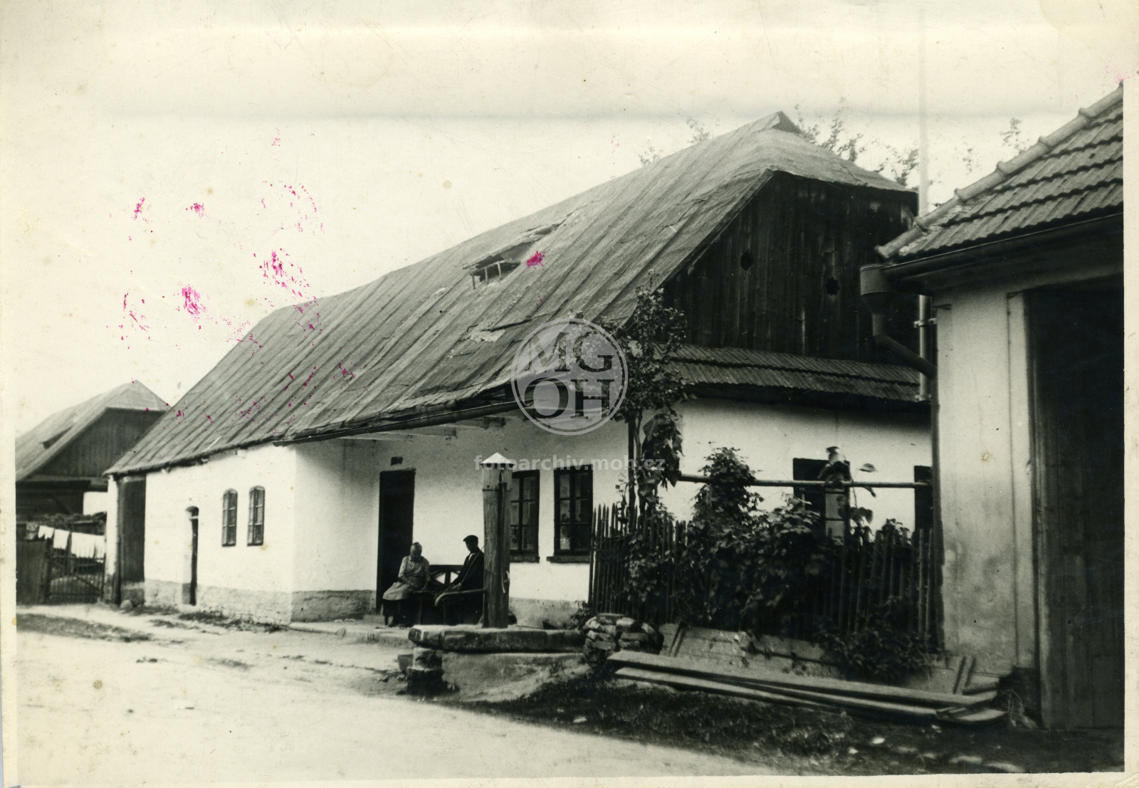 Fotografie - Dům čp. 287, lidová stavba-chalupa-na zápraží. . . . . . dř. studna s pavláčkou