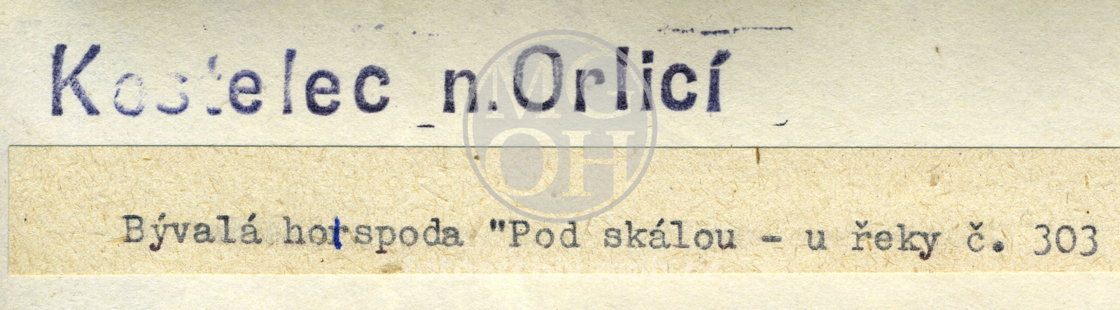 Fotografie - Dům čp. 303, dřevěná omítnutá a obílená chalupa  dvoupatrová. Bývalá hospoda "Pod skálou"