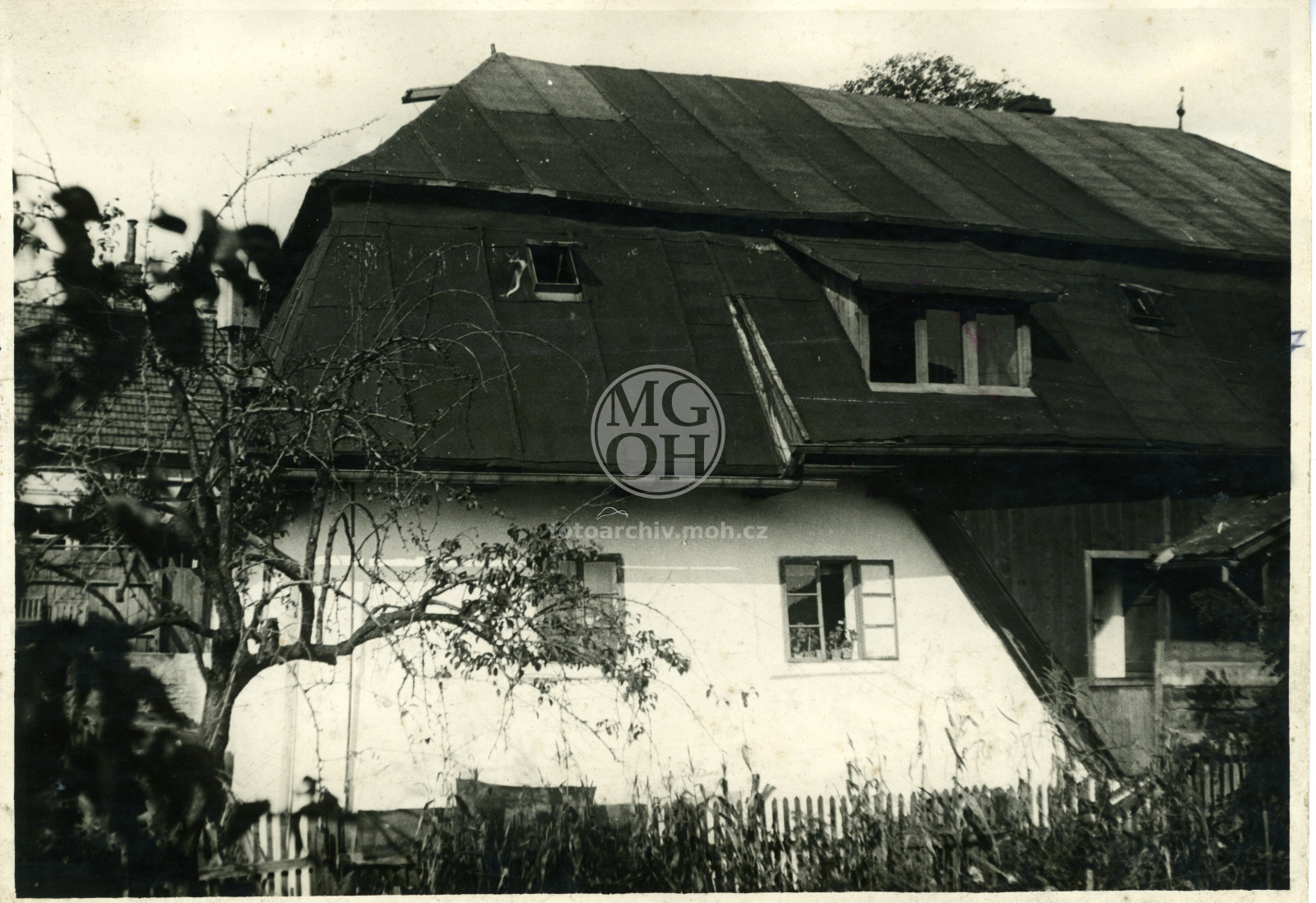 Fotografie - Dům čp. 209, dř. omítnutý dům s mansardovou střechou