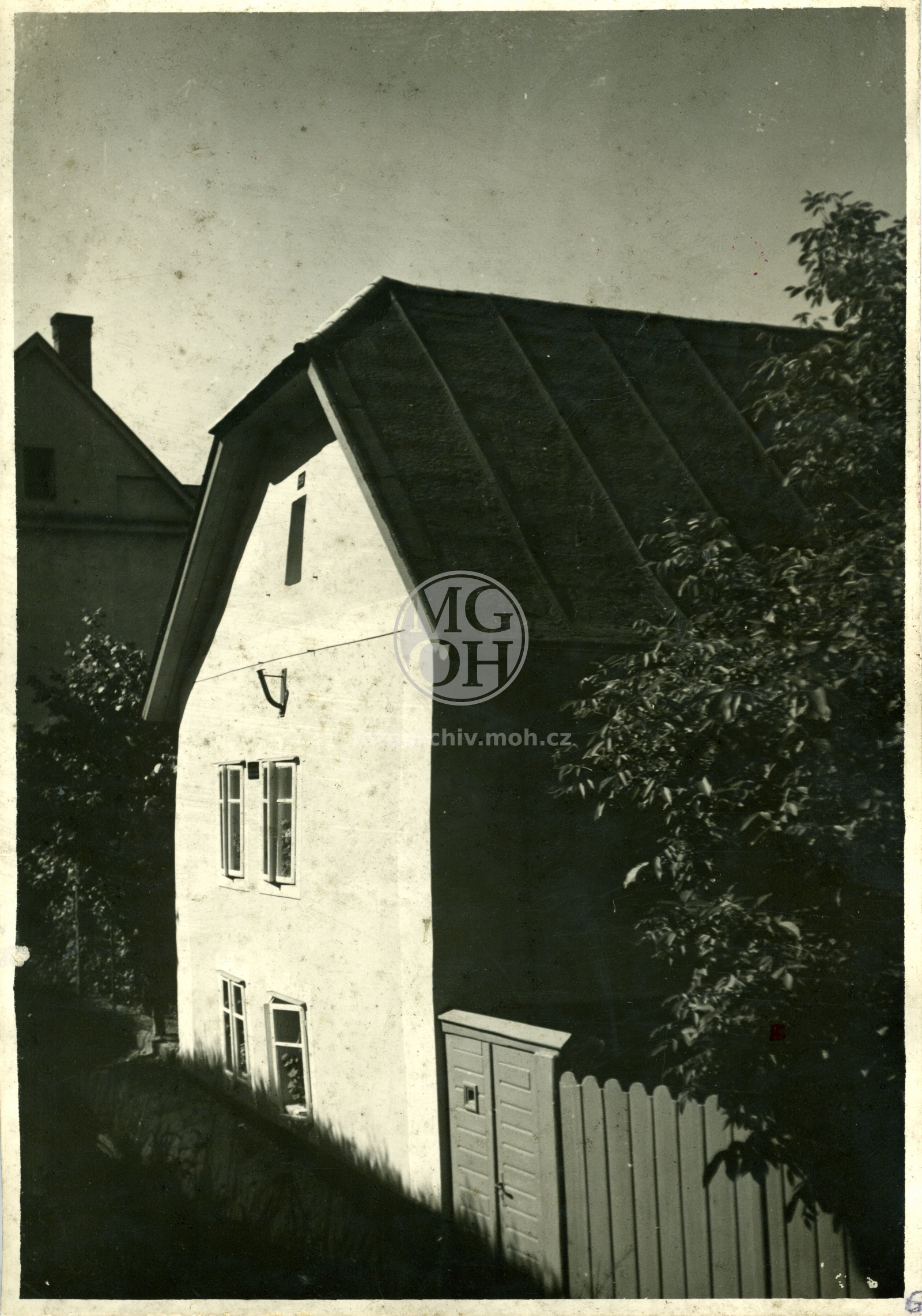 Fotografie - Dům čp. 255, dřevěný omítnutý dům patrový
