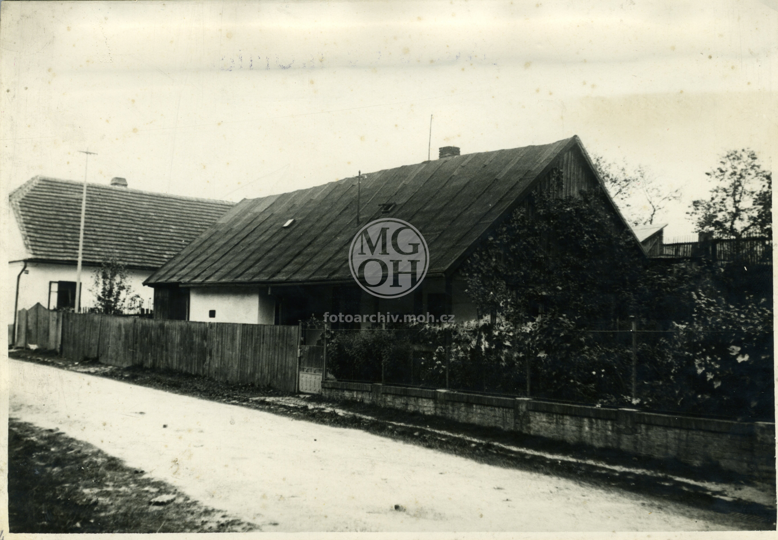 Fotografie - Dům čp. 289, dřevěná obílená přízemní chalupa