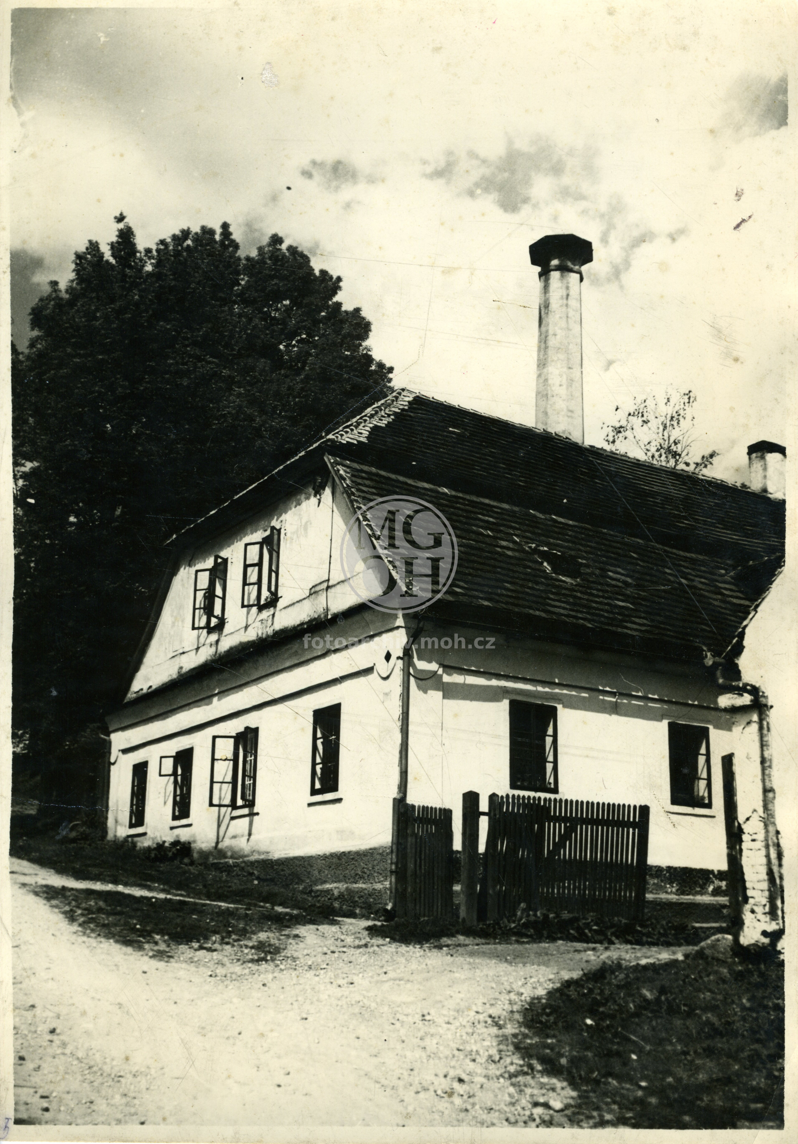 Fotografie - Patrová zděná stavba, mansardová střecha