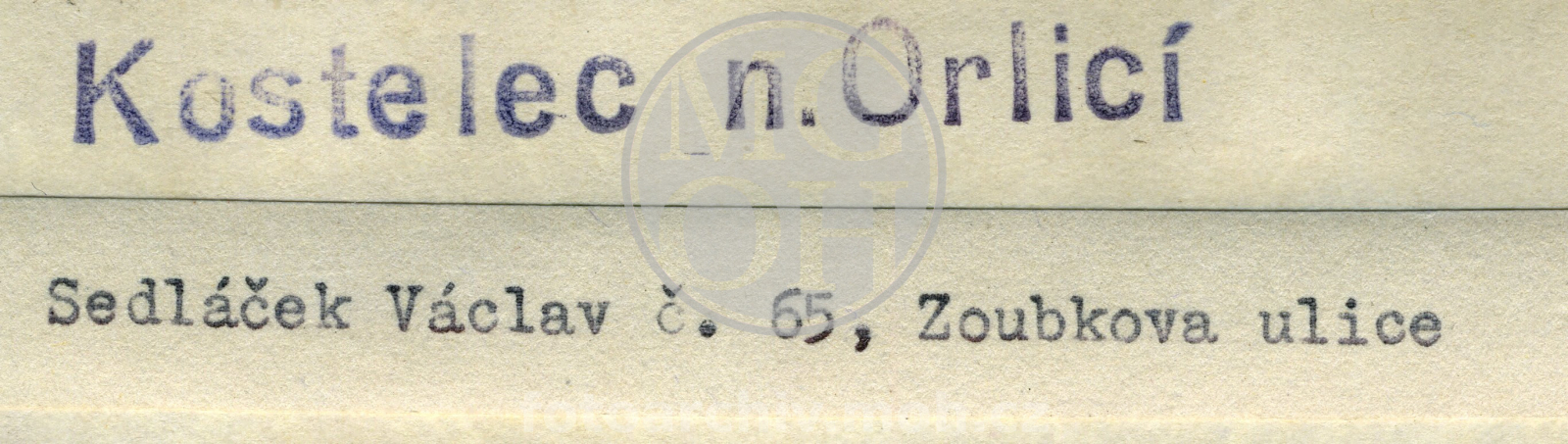 Fotografie - Dům čp. _65, přízemní dřevěná omítnutá budova s mansardovou střechou