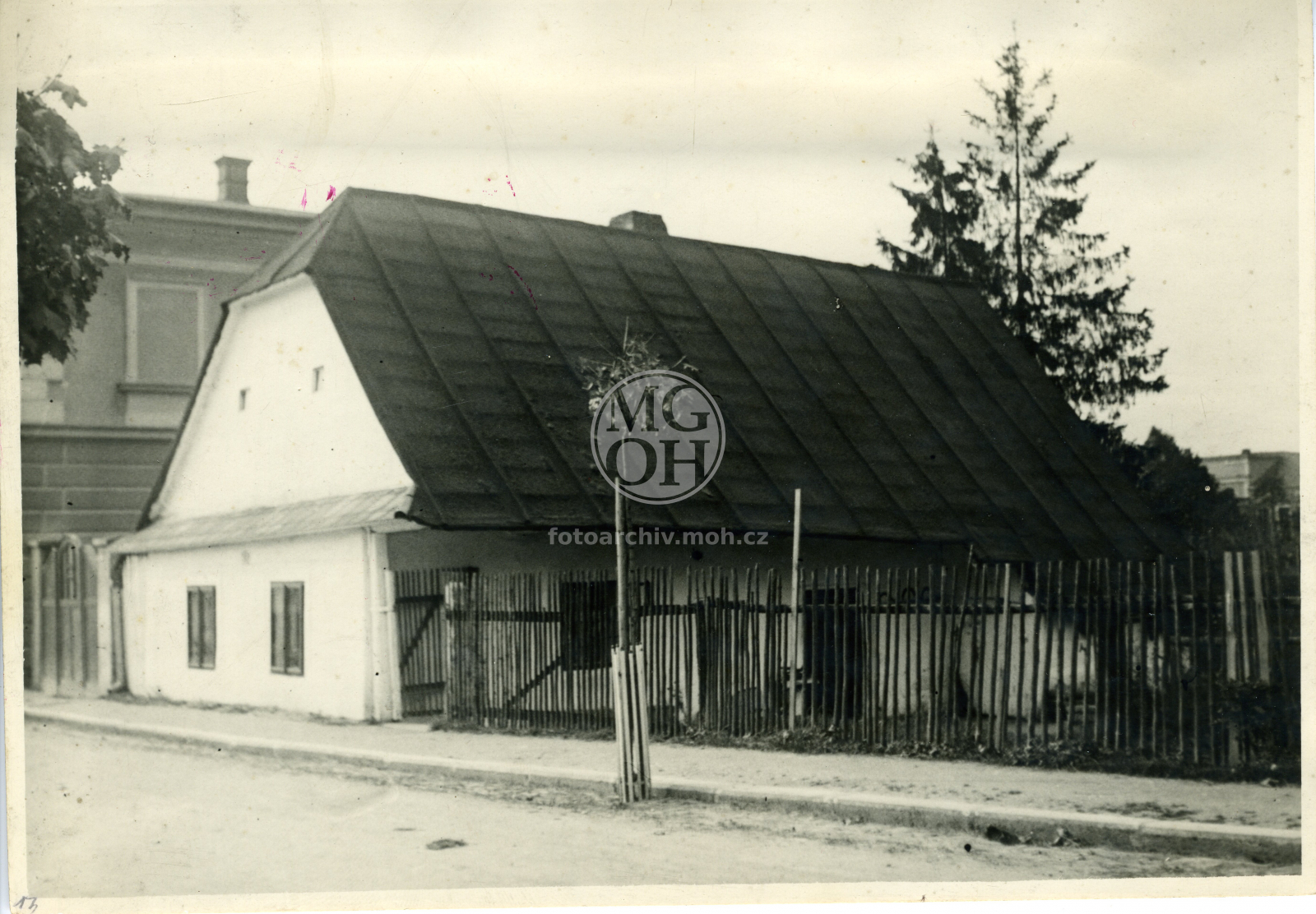 Fotografie - Dům čp. 131. dřevěná omítnutá budova, ve štítu 2 okna