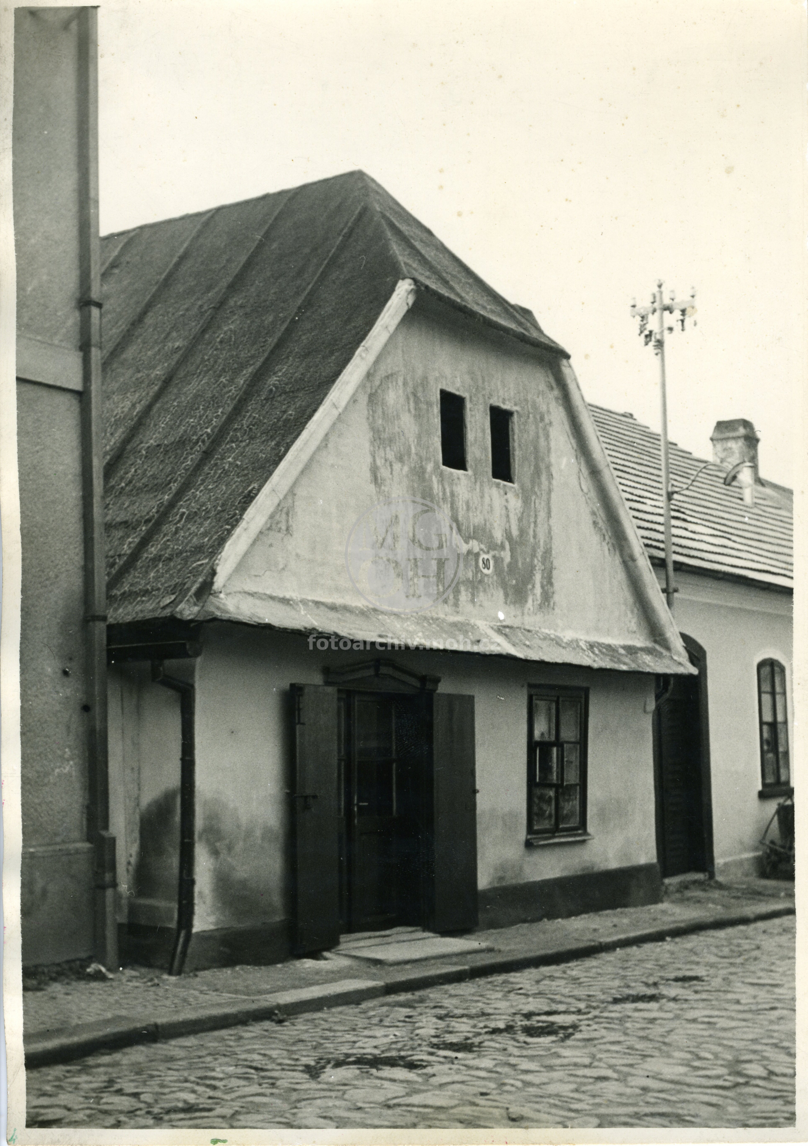 Fotografie - Dům čp. _80, dřevěný obílený dům, ve štítu 2 okna