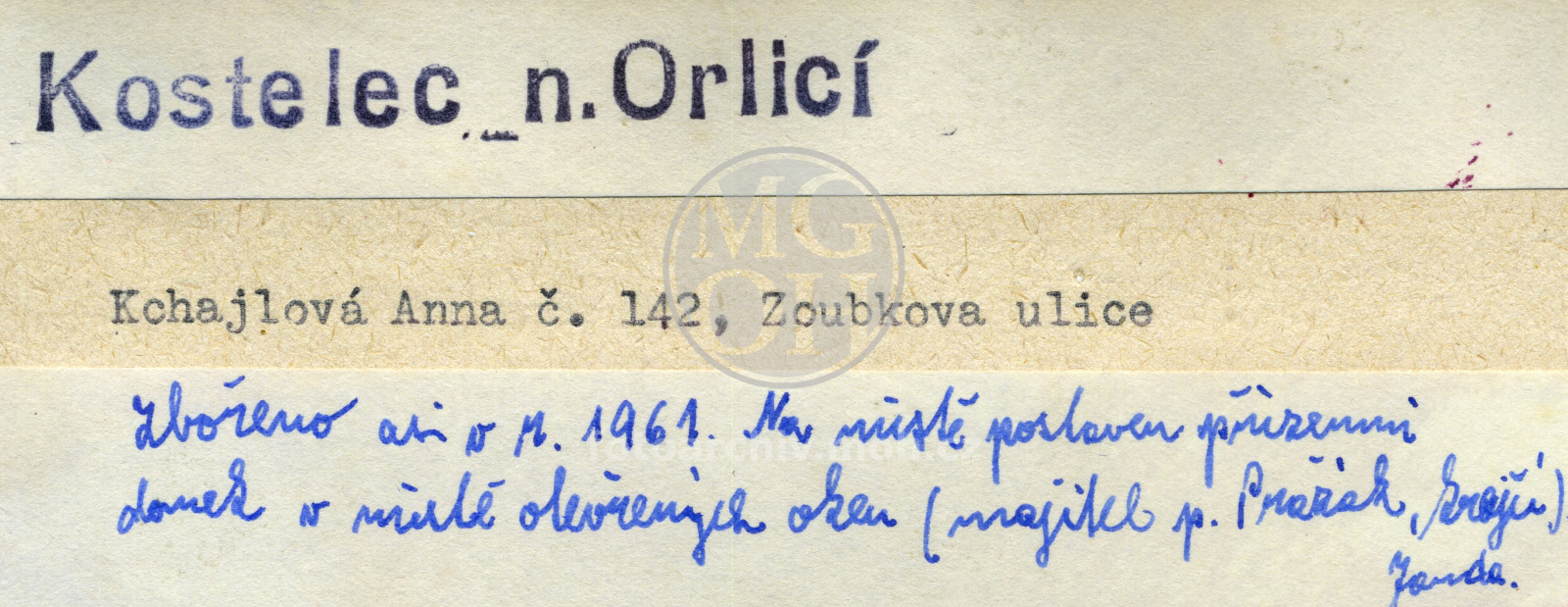 Fotografie - Dům čp. 142,  dřevěný omítnutý a obílený dům s 2 okny na pudě