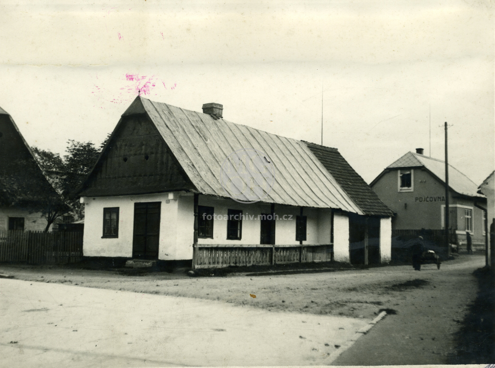 Fotografie - Dům čp. 155, dřevěná omítnutá a obílená chalupa