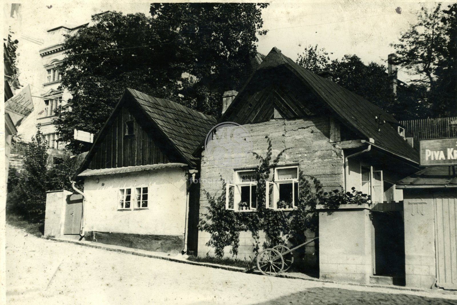 Fotografie - Dům čp. 250 a čp. 251, pohled na dřevěné chalupy (průčelí 1 . . . . až do štítu