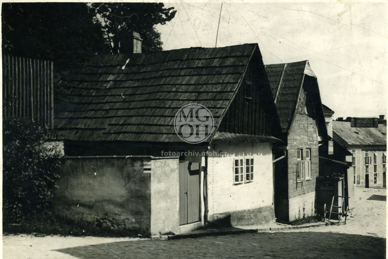Fotografie - Dům čp. 251, dřevěná  chalupa pohled z boku