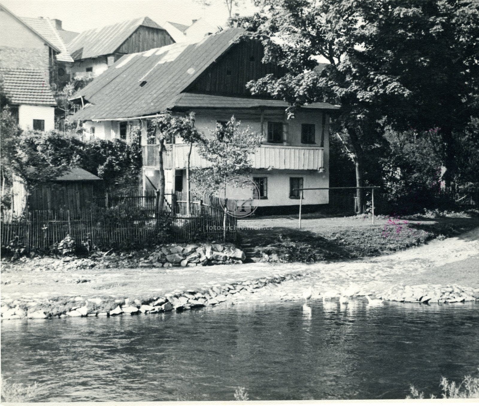 Fotografie - Dřevěná  patrový dům s pavlačí