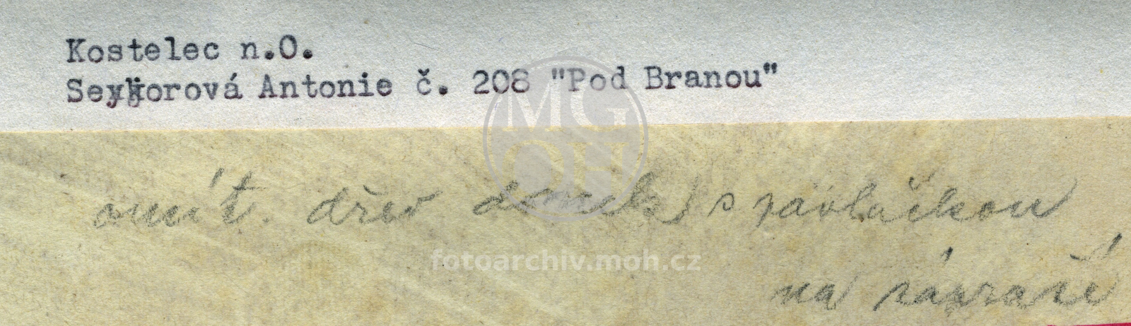 Fotografie - Dům čp. 208, dřevěný omítnutý domek s pavláčkou na záspi