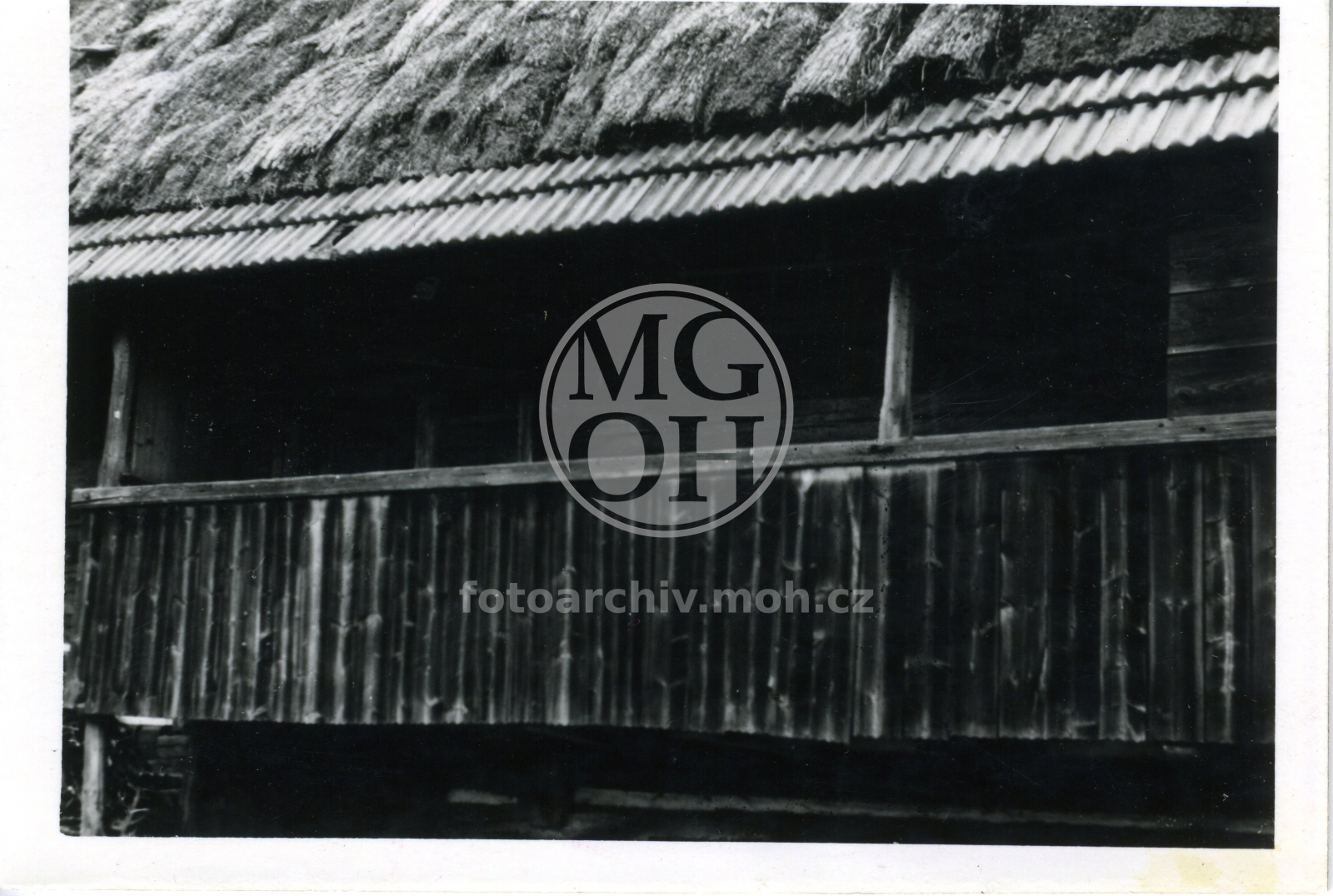 Fotografie - Dům čp. ??, bývalý  mlýn, detail pavlače v patře