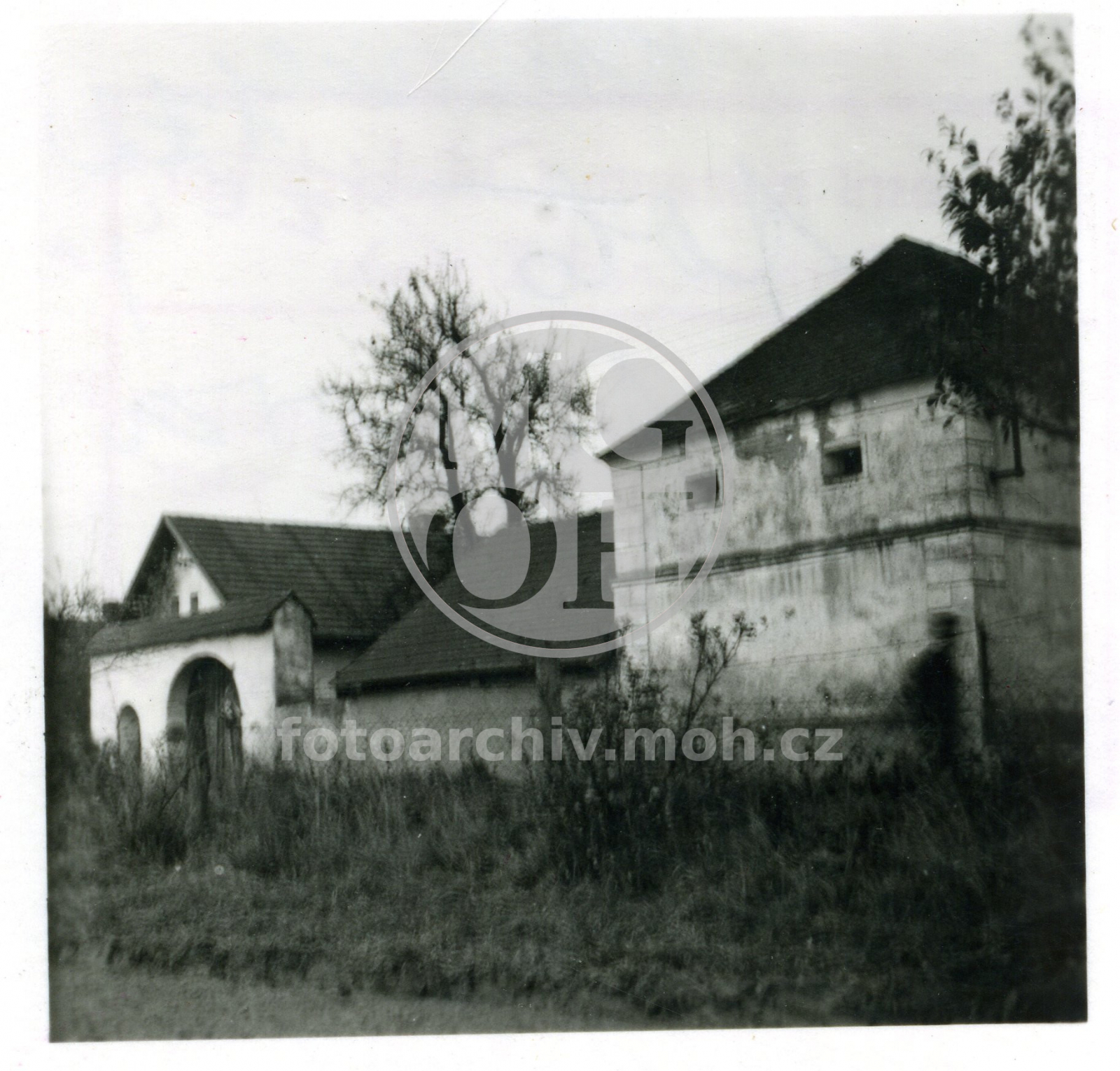 Fotografie - Zděný statek se zděnou dvojbranou a zděným špýcharem
