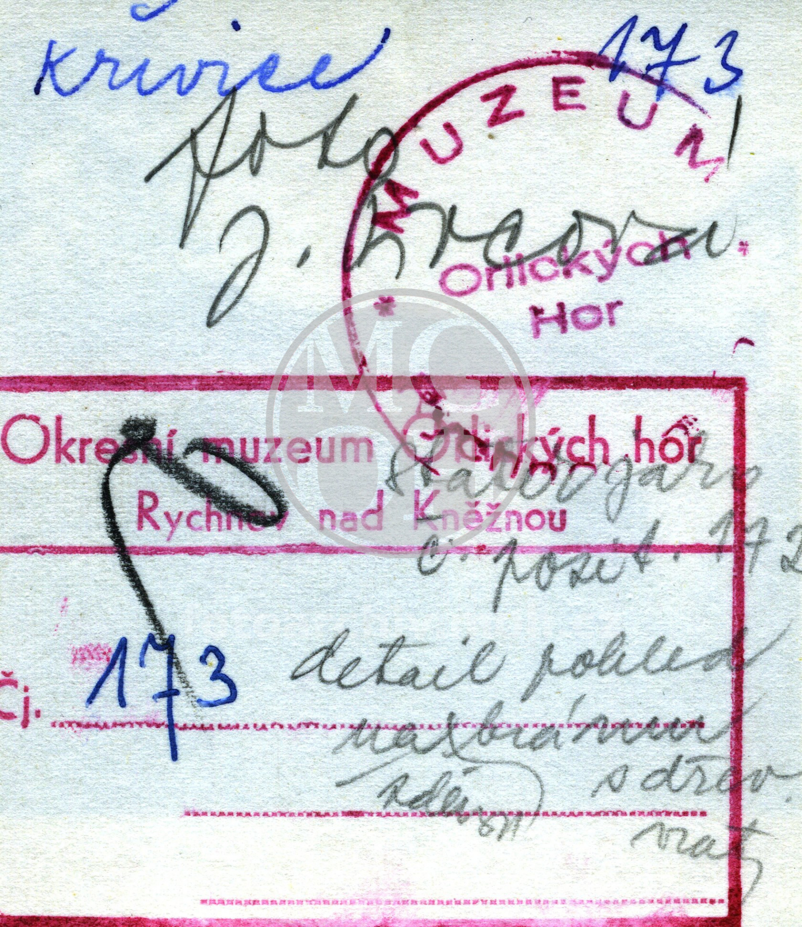 Fotografie - Zděný statek se zděnou dvojbranou - detailní pohled na bránu s dřevěnými vraty