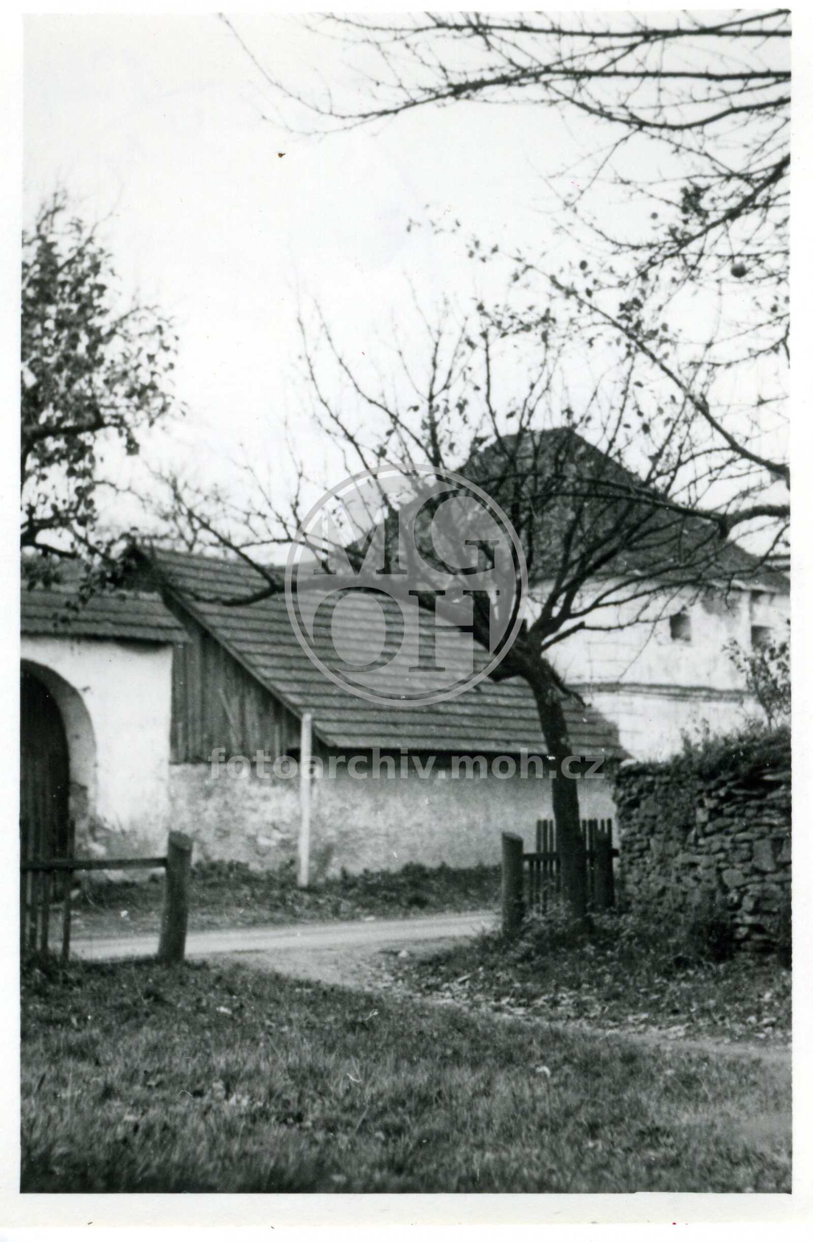 Fotografie - Statek zděný se zděnou dvojbránou a špýcharem - pohled na špýchar