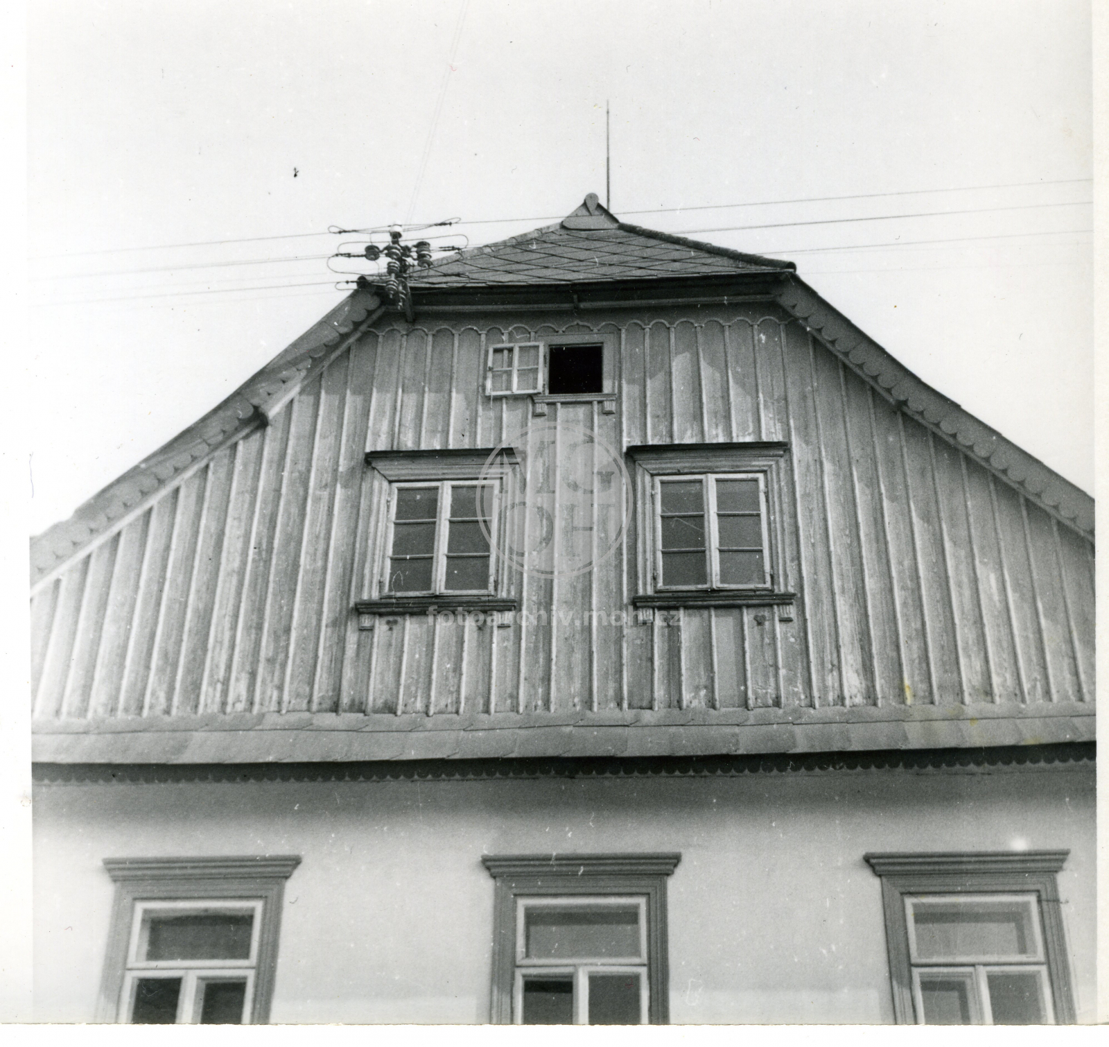 Fotografie - Dřevěný štít zděné chalupy novějšího tipu