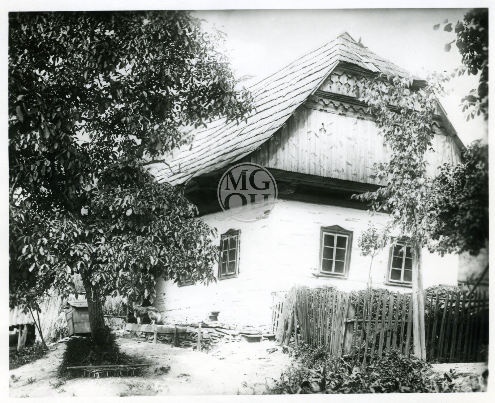Fotografie - Dům čp. __7, roubená obílená chalupa s bohatou lomenicí