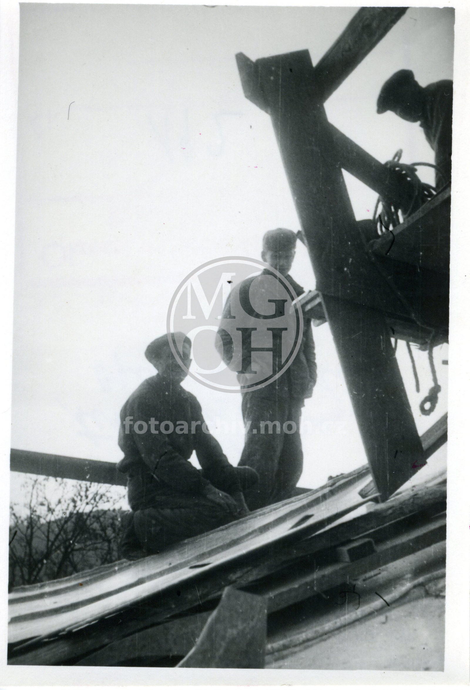 Fotografie - Tesaři při opravě kostela