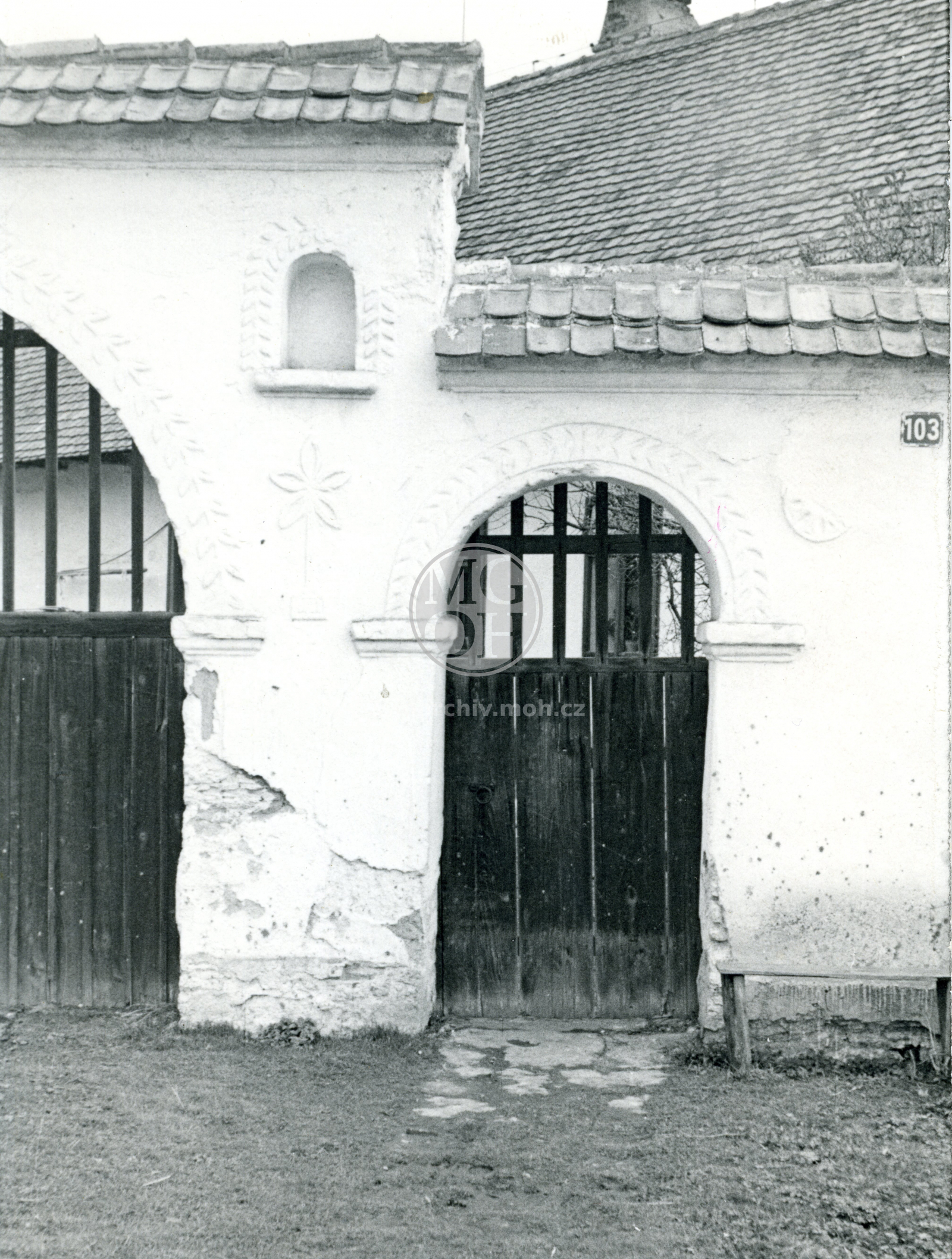 Fotografie - Dům čp. 103, statek se zděnou dvojbránou