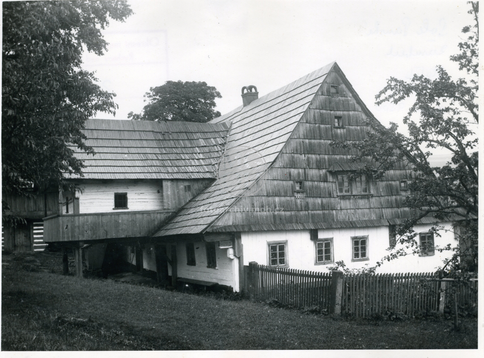Fotografie - Dřevěná roubená chalupa - kryt. Šindel