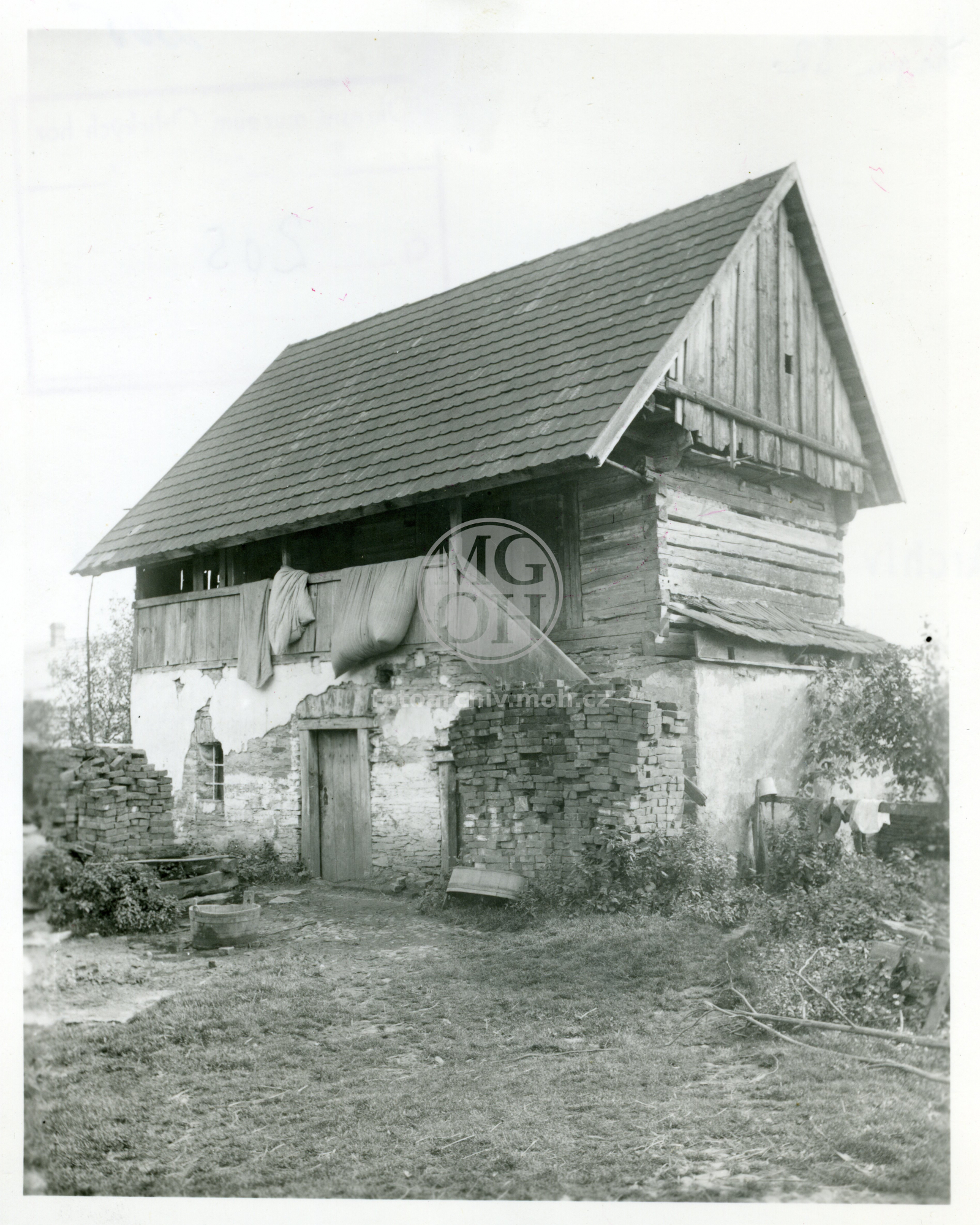 Fotografie - Dům čp. _52, dřevěný sroubek s pavláčkou-tašky