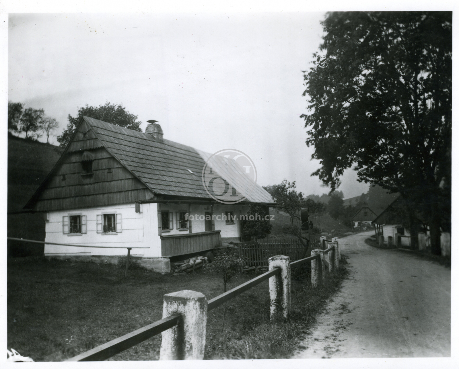 Fotografie - Dům čp. 100, dřevěná chalupa obílená s pavláčkou