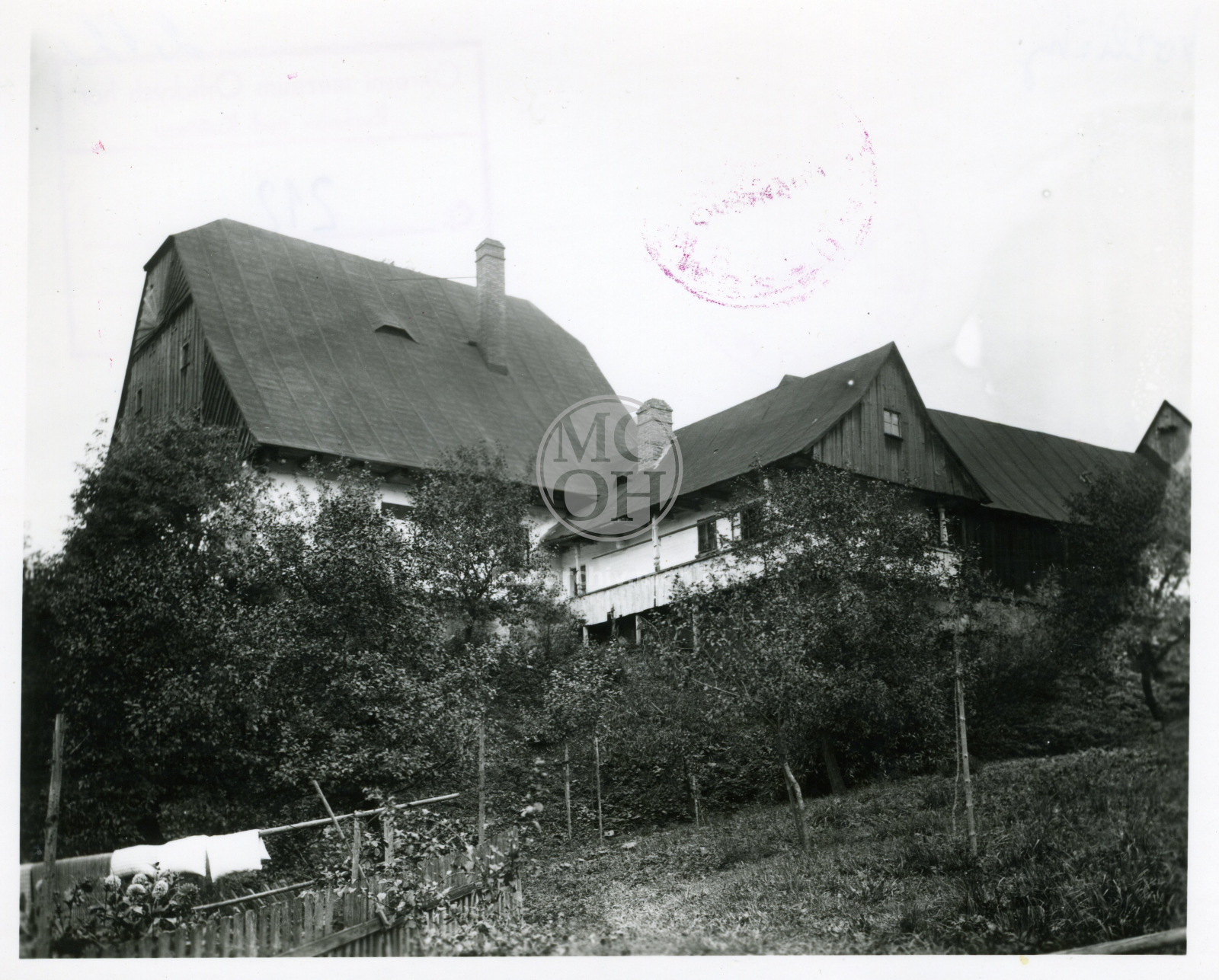 Fotografie - Dřevá obílená chalupa s bohatou lomenicí, přistavěný sroubek s pavláčkou