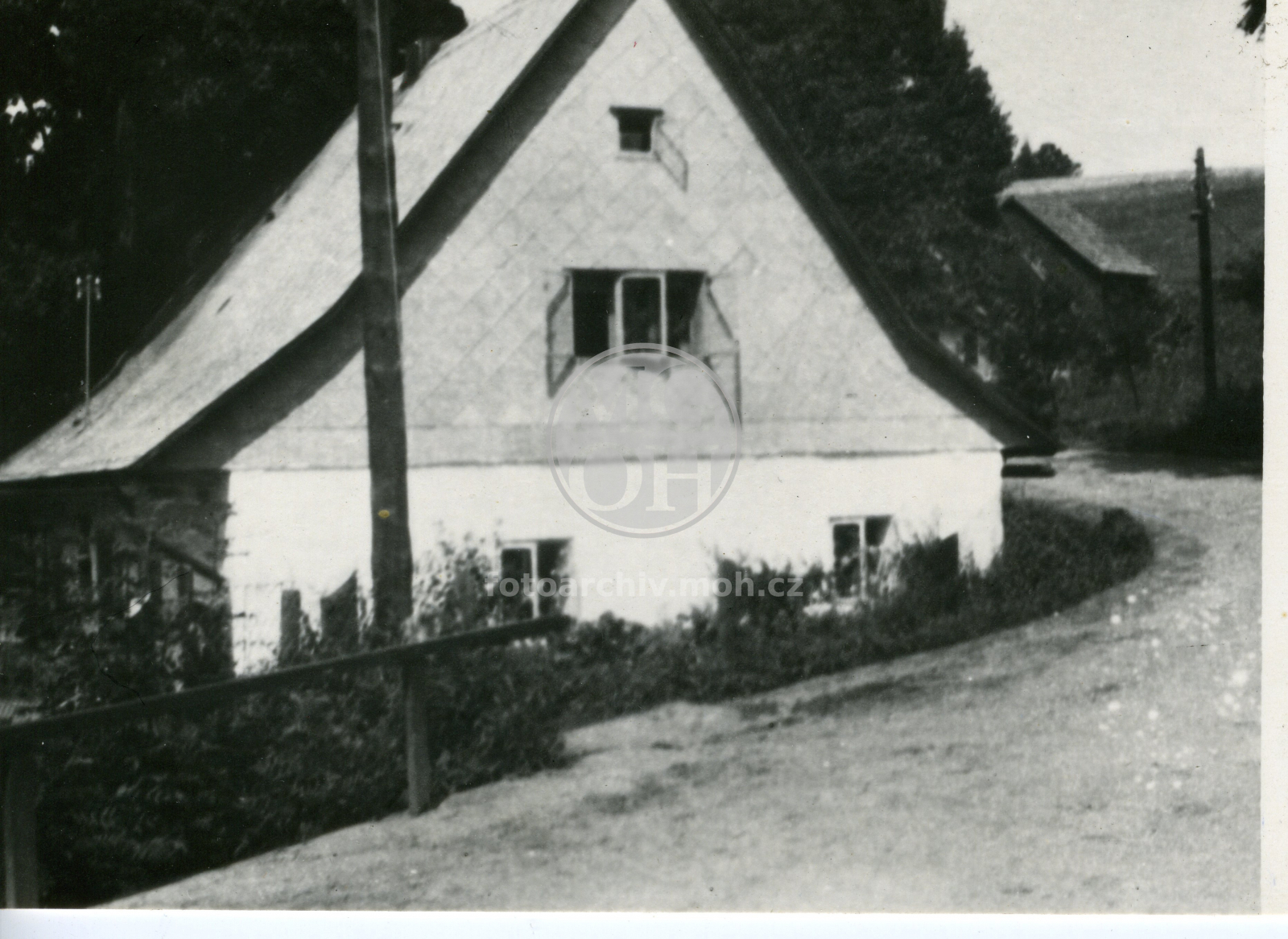 Fotografie - Chalupa  se štítem krytým eternitem