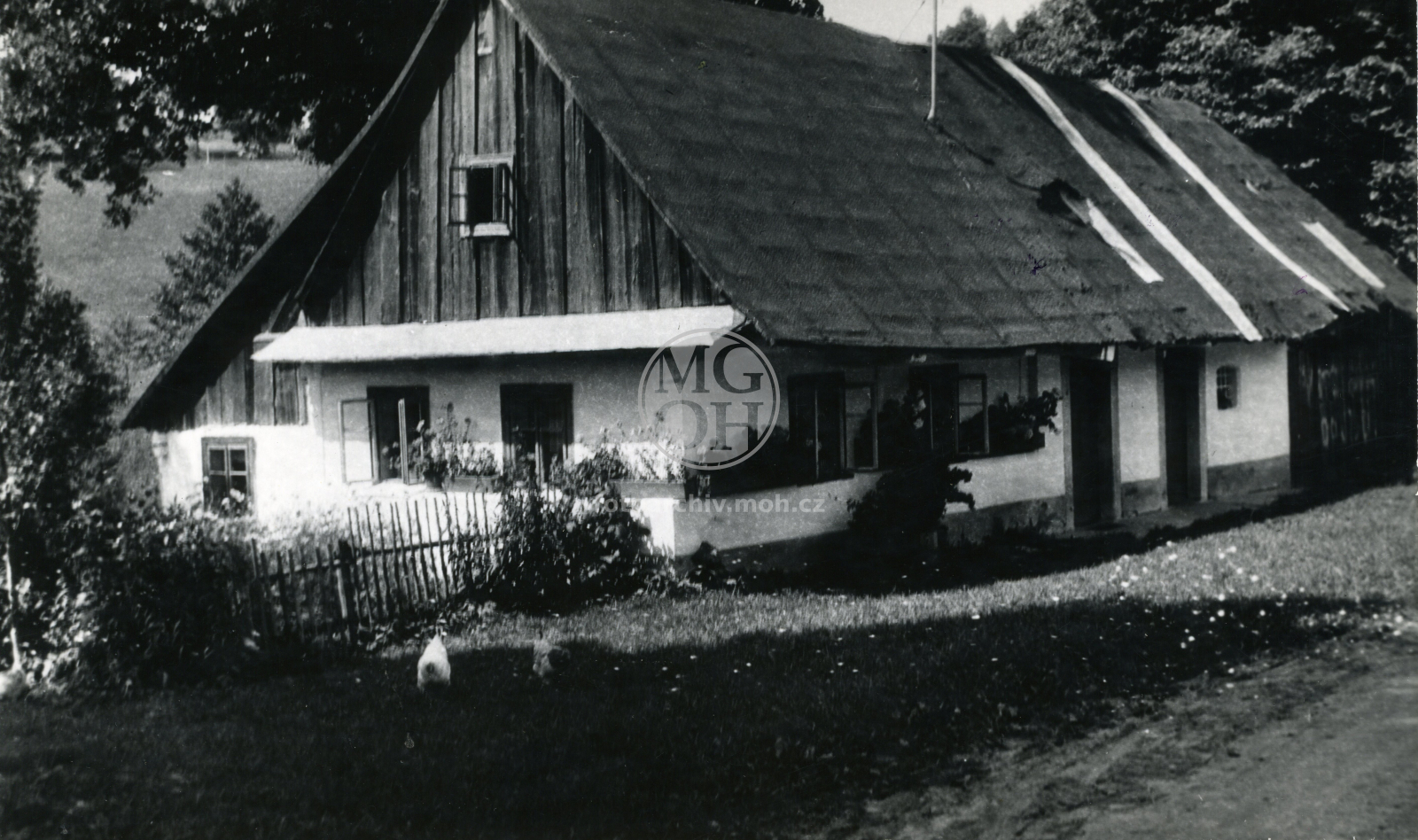 Fotografie - Dřevěná chalupa na podezdívce