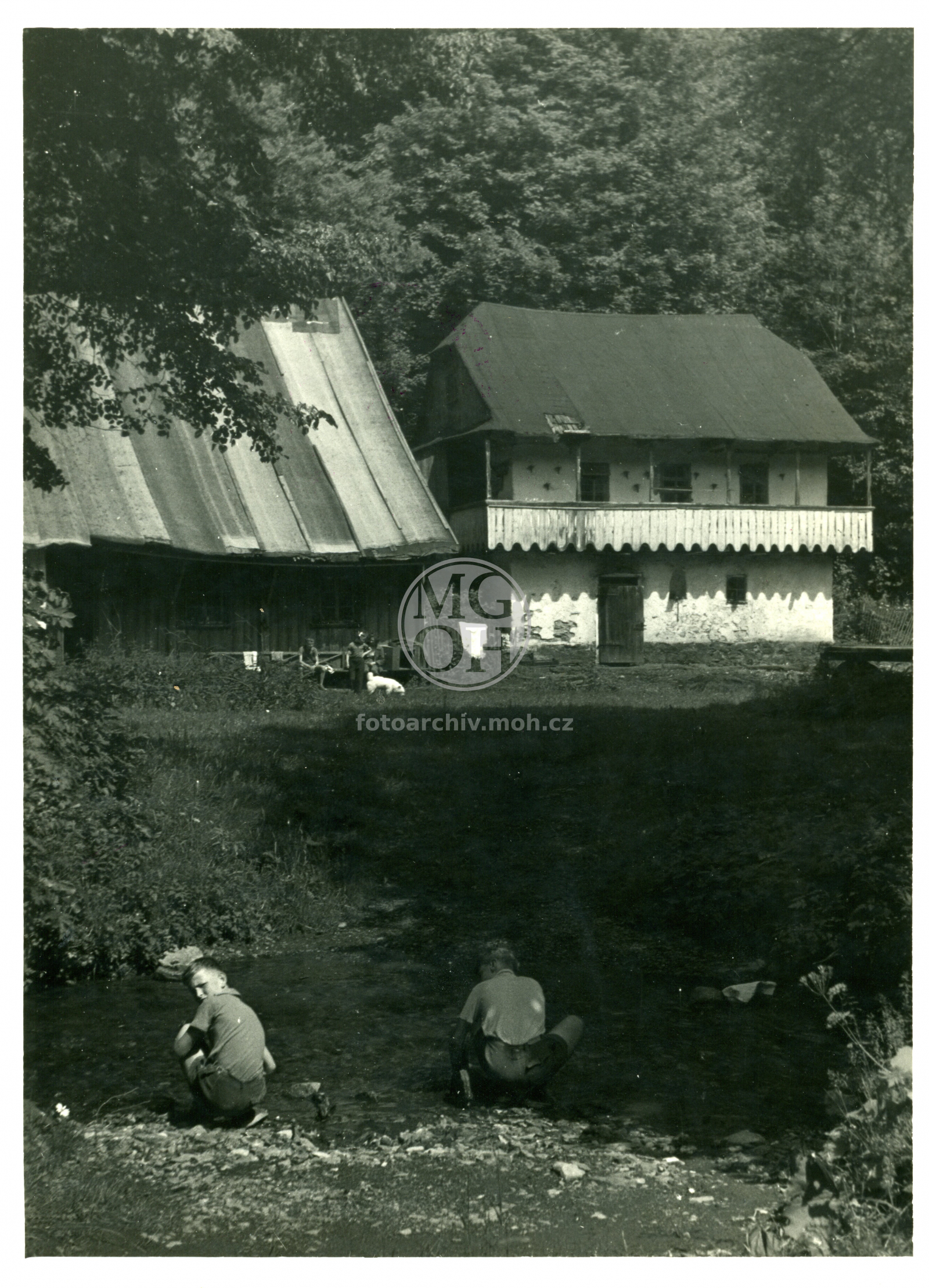 Fotografie - Dřevěná chalupa s pavlačí - na podezdívce